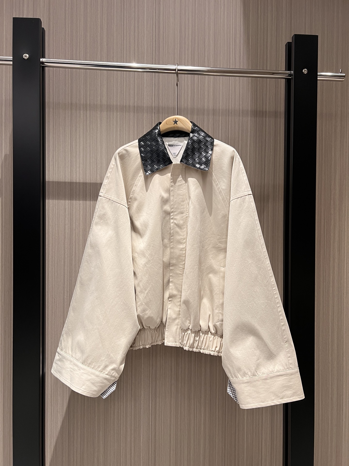 NO:313036,The same style for the new show, the workwear style is super large sleeve spliced ​​and woven collar jacket is simple and exaggerated, loose boyfriend style, cuffs, plaid street shot styling SM,, jackets & coats, alexander wang19860909新款秀场同款 工装风超大袖子拼接编织领外套简约夸张 宽松男友系 袖口拼格纹街拍凹造型 SM,,jackets & coats,alexander wang,Women's clothing