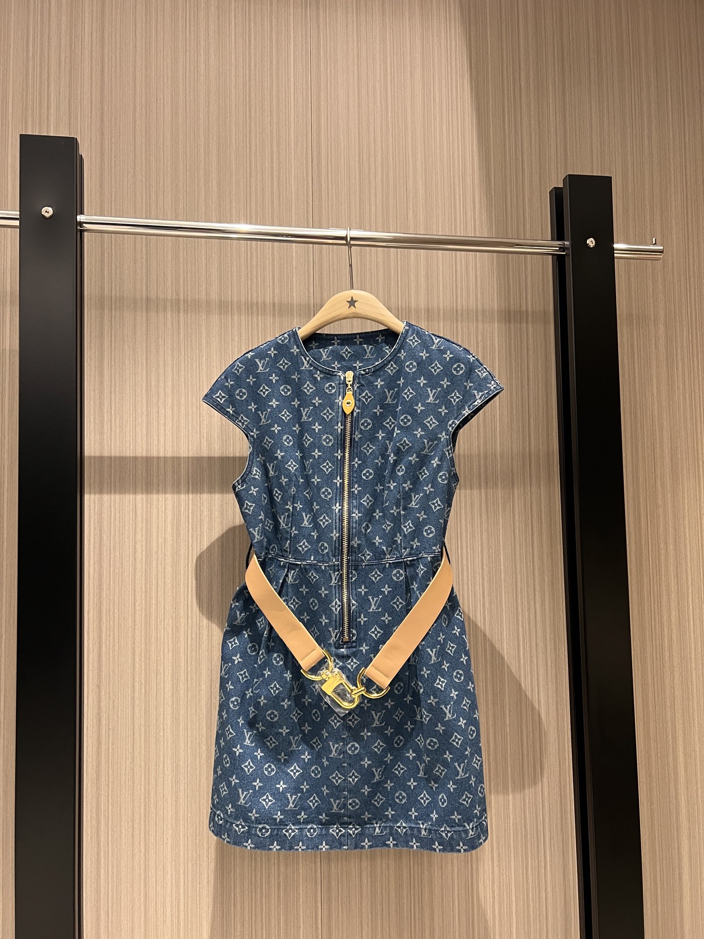 NO:313025,New old-fashioned denim sleeved dress, mold opening hardware accessories, metal buckle leather belt decoration, slim fit and slim commuting temperament, age-reducing versatile SML,, skirts, alexander wang19860909新款老花牛仔包袖连衣裙 开模五金配件金属扣皮腰带装饰 修身显瘦 通勤气质 减龄百搭SML,,skirts,alexander wang,Women's clothing