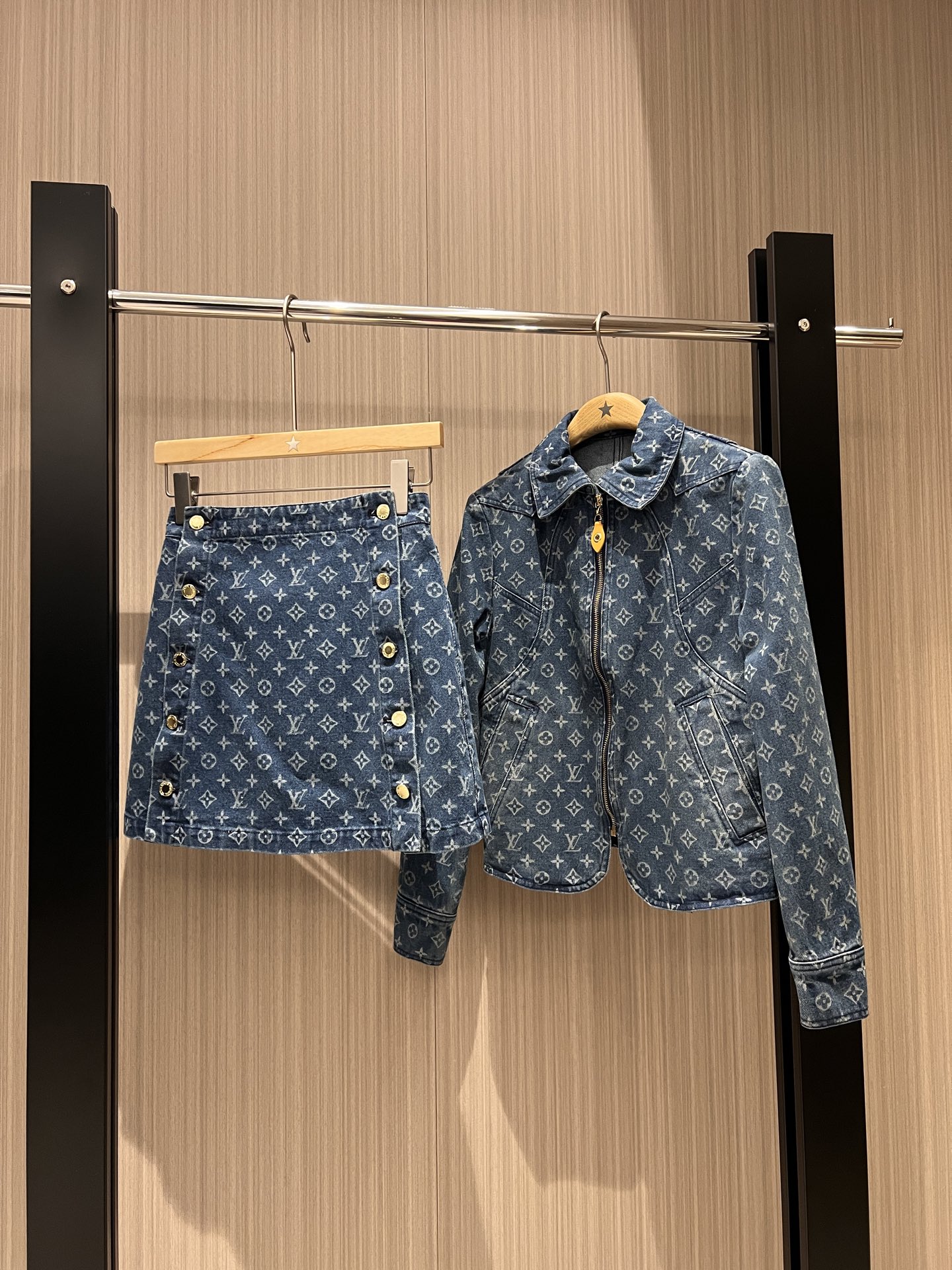 NO:313031,Coat skirt, presbyopia lapel denim jacket, double-breasted denim skirt, slim and casual, versatile, salty or sweet, a set of combinations, and is also excellent to separate. SML, skirts, jackets & coats, alexander wang19860909外套半裙款老花翻领牛仔外套双排扣牛仔半裙 修身显瘦 休闲百搭 可盐可甜一套搭配 分开也超赞 SML,,skirts,jackets & coats,alexander wang,Women's clothing