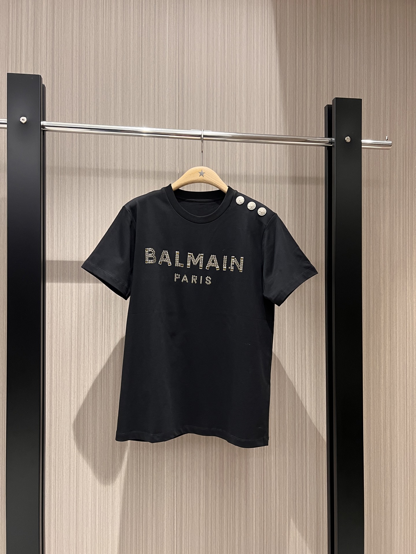 NO:313038,New logo letters, glue and diamond T-shirt, classic shoulder button design, exquisite decoration, fashionable and casual, slim and versatile black and white khaki SML,,tees, t-shirt,alexander wang19860909新款logo字母滴胶贴钻T恤 经典肩扣设计装饰精致重时尚休闲 显瘦百搭黑白卡其 SML,,tees，t-shirt,alexander wang,Women's clothing