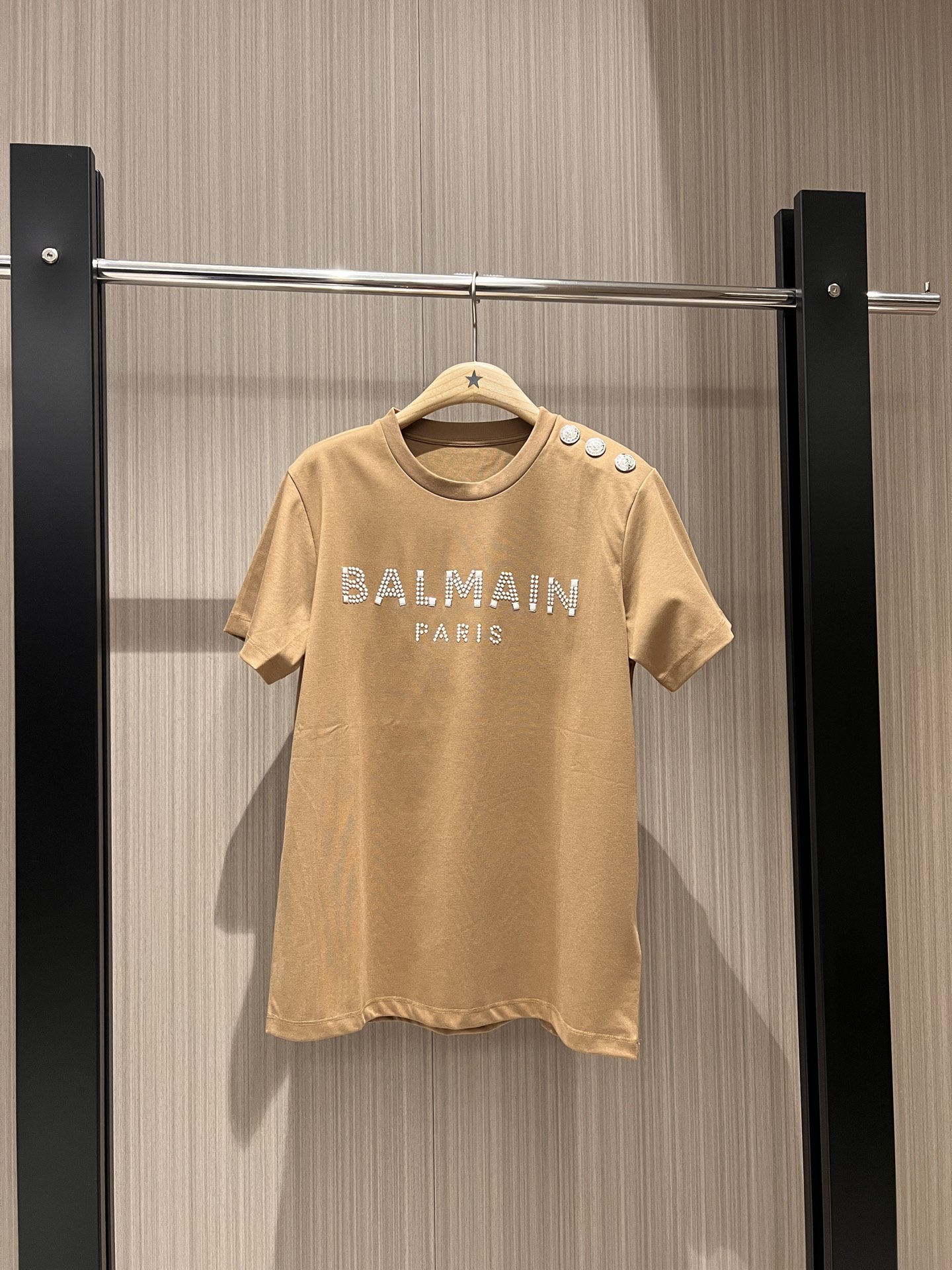 NO:313044,New logo letters, glue and diamond T-shirt, classic shoulder button design, exquisite decoration, fashionable and casual, slim and versatile black and white khaki SML,,tees, t-shirt,alexander wang19860909新款logo字母滴胶贴钻T恤 经典肩扣设计装饰精致重时尚休闲 显瘦百搭黑白卡其 SML,,tees，t-shirt,alexander wang,Women's clothing