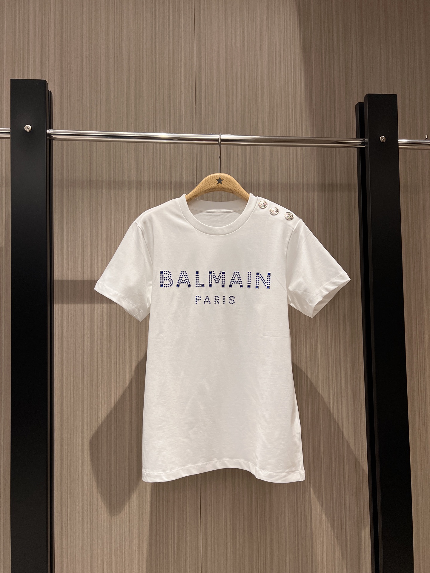 NO:313050,New logo letters, glue and diamond T-shirt, classic shoulder button design, exquisite decoration, fashionable and casual, slim and versatile black and white khaki SML,,tees, t-shirt,alexander wang19860909新款logo字母滴胶贴钻T恤 经典肩扣设计装饰精致重时尚休闲 显瘦百搭黑白卡其 SML,,tees，t-shirt,alexander wang,Women's clothing