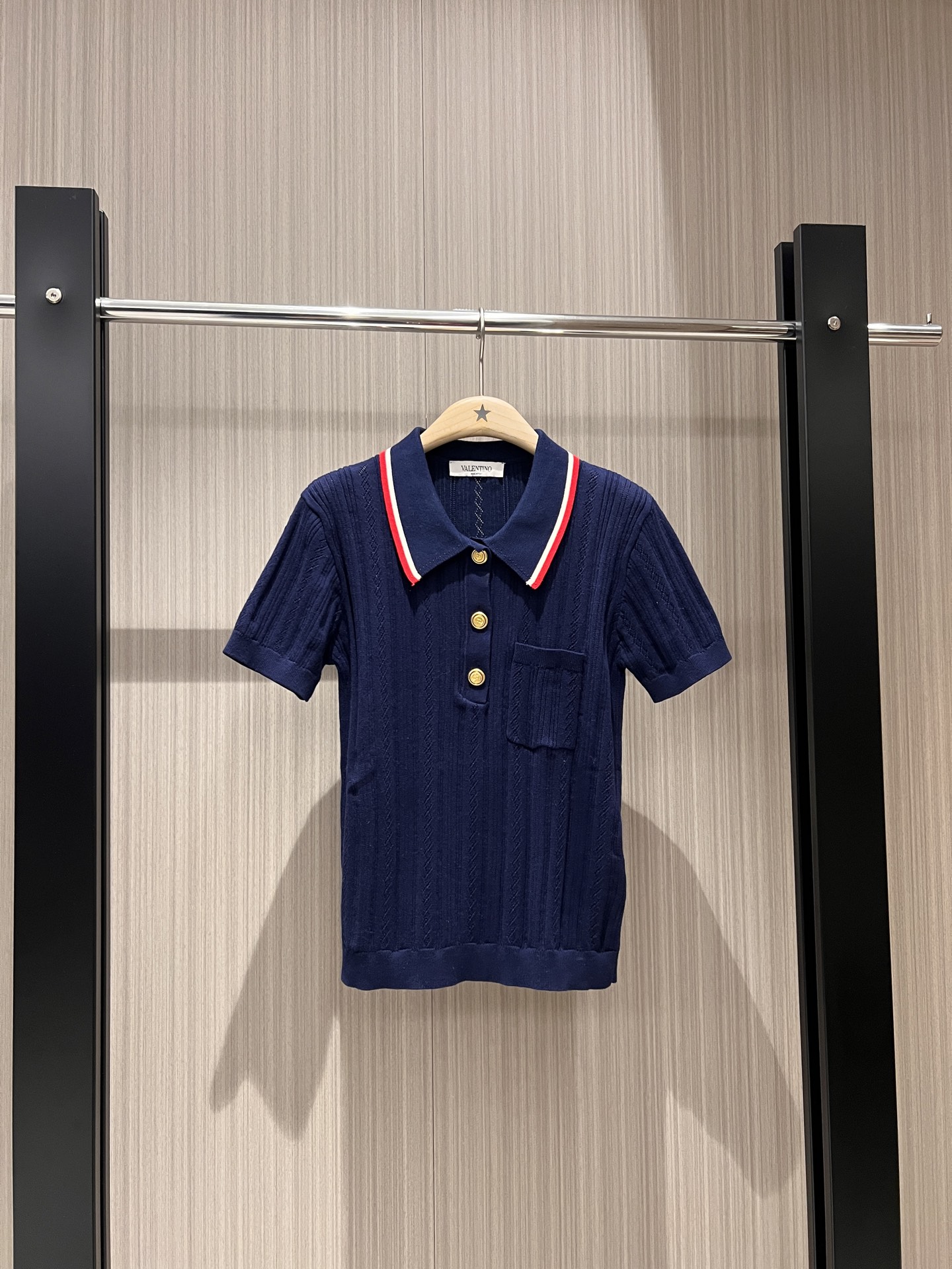NO:313001,New striped lapel hollow twisted knitted top with small pocket decoration on the chest, mold opening gold buckle, slim and versatile, college style, simple and fashionable, dark blue and white SML, alexander wang19860909新款条纹翻领镂空麻花针织上衣胸前小口袋装饰 开模金扣 修身百搭 学院风减龄简单时尚 深蓝白色 SML,,alexander wang,Women's clothing