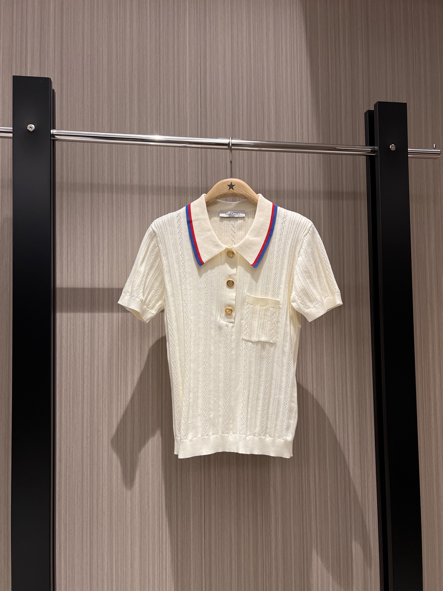 NO:313003,New striped lapel hollow twist knit top with small pocket decoration on the chest, mold opening gold buckle, slim and versatile, college style, simple and fashionable, dark blue and white SML 8,,alexander wang19860909新款条纹翻领镂空麻花针织上衣胸前小口袋装饰 开模金扣 修身百搭 学院风减龄简单时尚 深蓝白色 SML 8,,alexander wang,Women's clothing