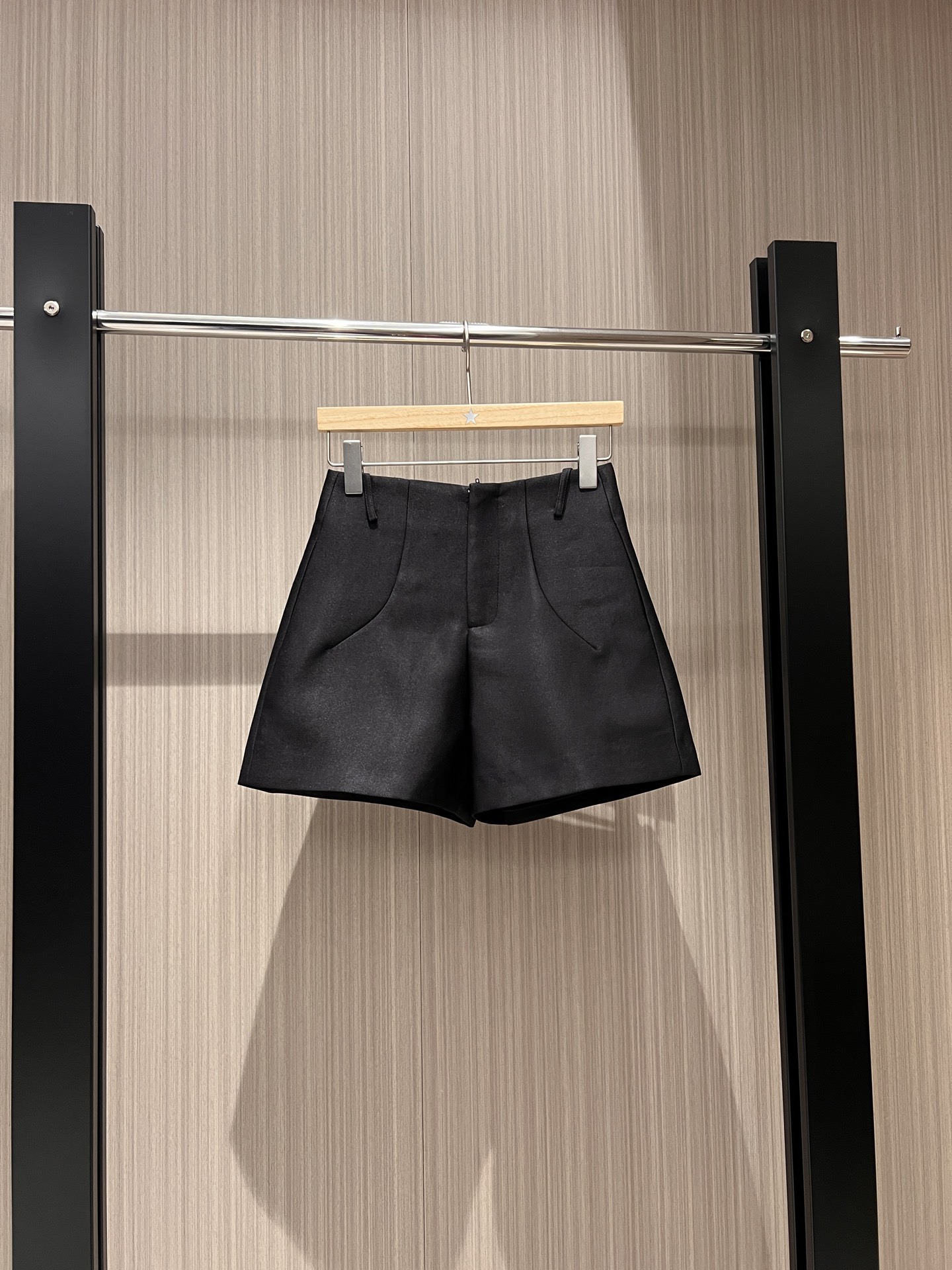 NO:313000,New French minimalist design suit shorts, high waist, slim and simple and fashionable, commuting versatile, classic, timeless and age-reducing, black and white, S-XL, shorts, business suit, alexander wang19860909新款法式极简设计西装短裤 高腰显瘦简单时髦 通勤百搭 经典不过时减龄必备 黑色白色 S-XL,,shorts,business suit,alexander wang,Women's clothing