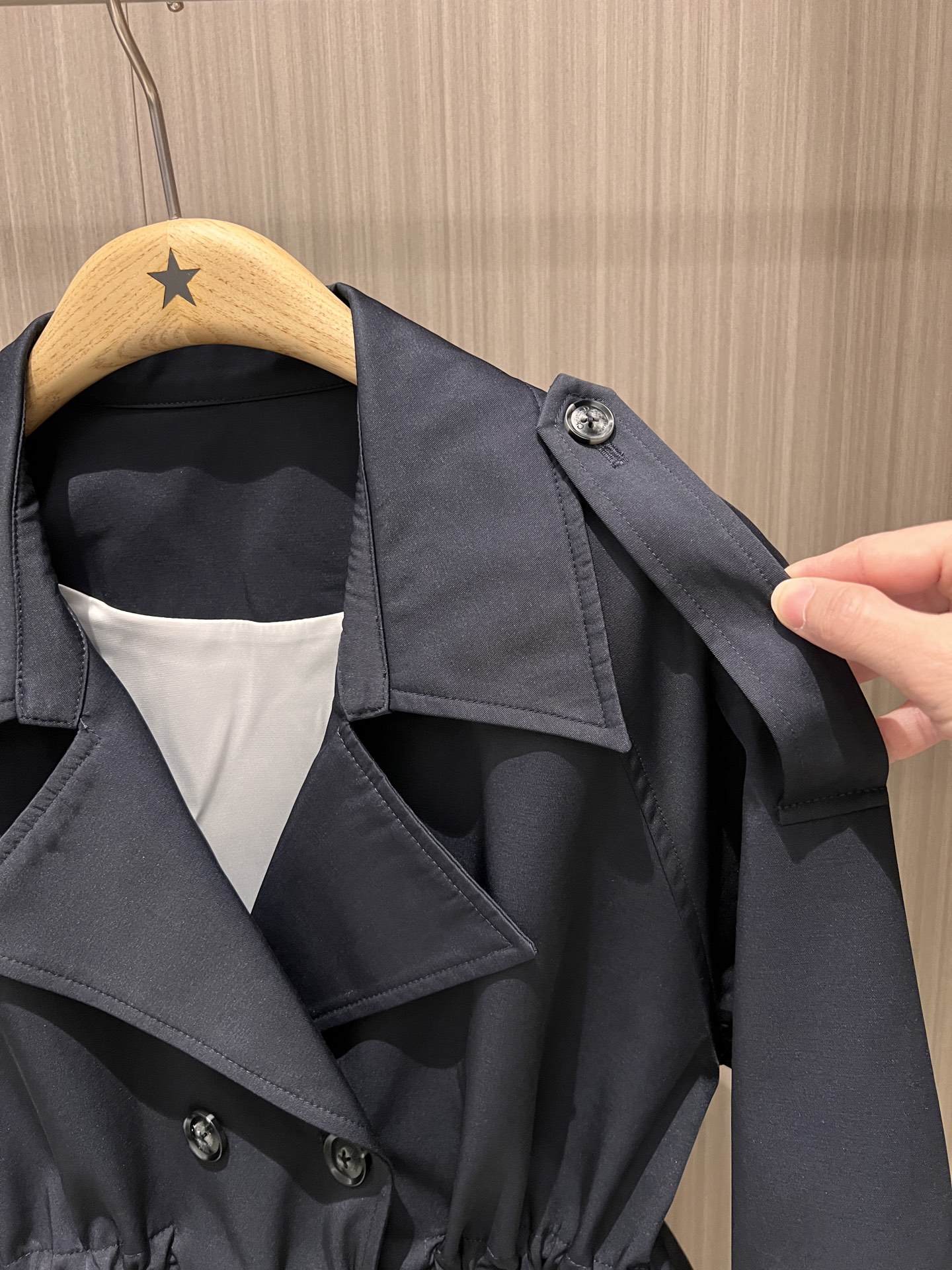 NO:320204,New eavesaw double-breasted short windbreaker jacket, built-in drawstring waist design, fashionable commuting, casual and versatile, waist-hugging, dark blue khaki SML,, jackets & coats,alexander wang19860909新款肩章双排扣短款风衣外套 内置抽绳收腰设计通勤时尚 休闲百搭 收腰显瘦深蓝卡其 SML,,jackets & coats,alexander wang,Women's clothing