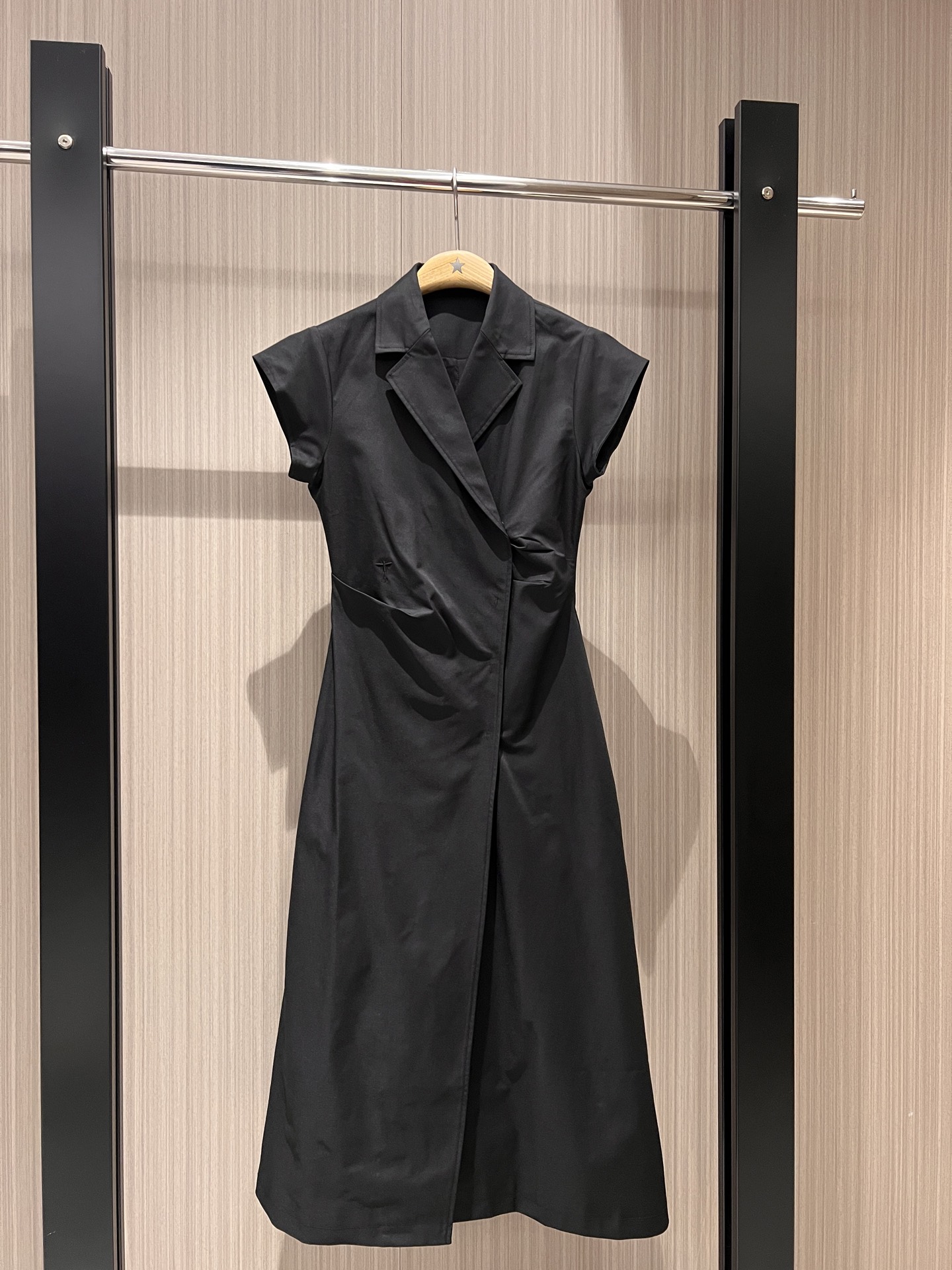 NO:320216,New style rushing show Gina's same style suit collar drop rotator sleeve pleated dress, jacket design three-dimensional waist-hugging, embroidered bee with pockets on both sides, slim fit and slim, temperament commuting, black khaki S-XL 8,, skirts, jackets & coats, business suit, alexander wang19860909新款冲冲走秀 吉娜同款 西装领落肩袖褶皱连衣裙 外套式设计立体收腰 刺绣小蜜蜂两侧有口袋 修身显瘦 气质通勤 黑色卡其 S-XL 8,,skirts,jackets & coats,business suit,alexander wang,Women's clothing