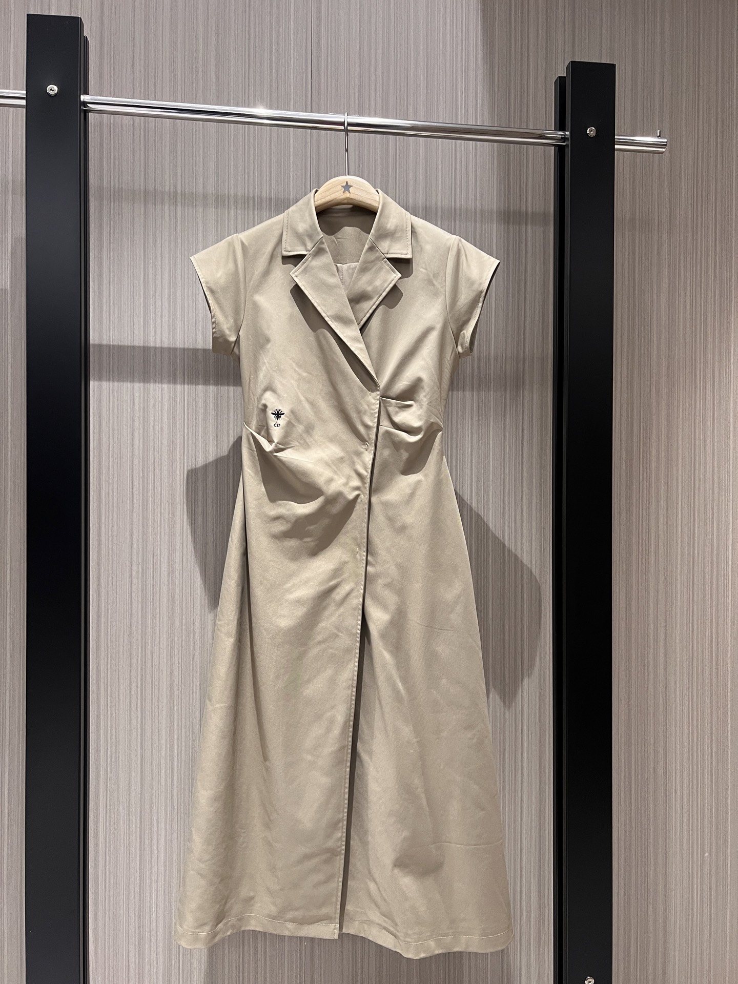 NO:320222,New style rushing show Gina's same style suit collar drop rotator sleeve pleated dress Coat style design three-dimensional waist-hugging embroidered bee with pockets on both sides Slim fit and slim temperament commuting Black khaki S-XL, skirts, jackets & coats, business suit, alexander wang19860909新款冲冲走秀 吉娜同款 西装领落肩袖褶皱连衣裙 外套式设计立体收腰 刺绣小蜜蜂两侧有口袋 修身显瘦 气质通勤 黑色卡其 S-XL,,skirts,jackets & coats,business suit,alexander wang,Women's clothing