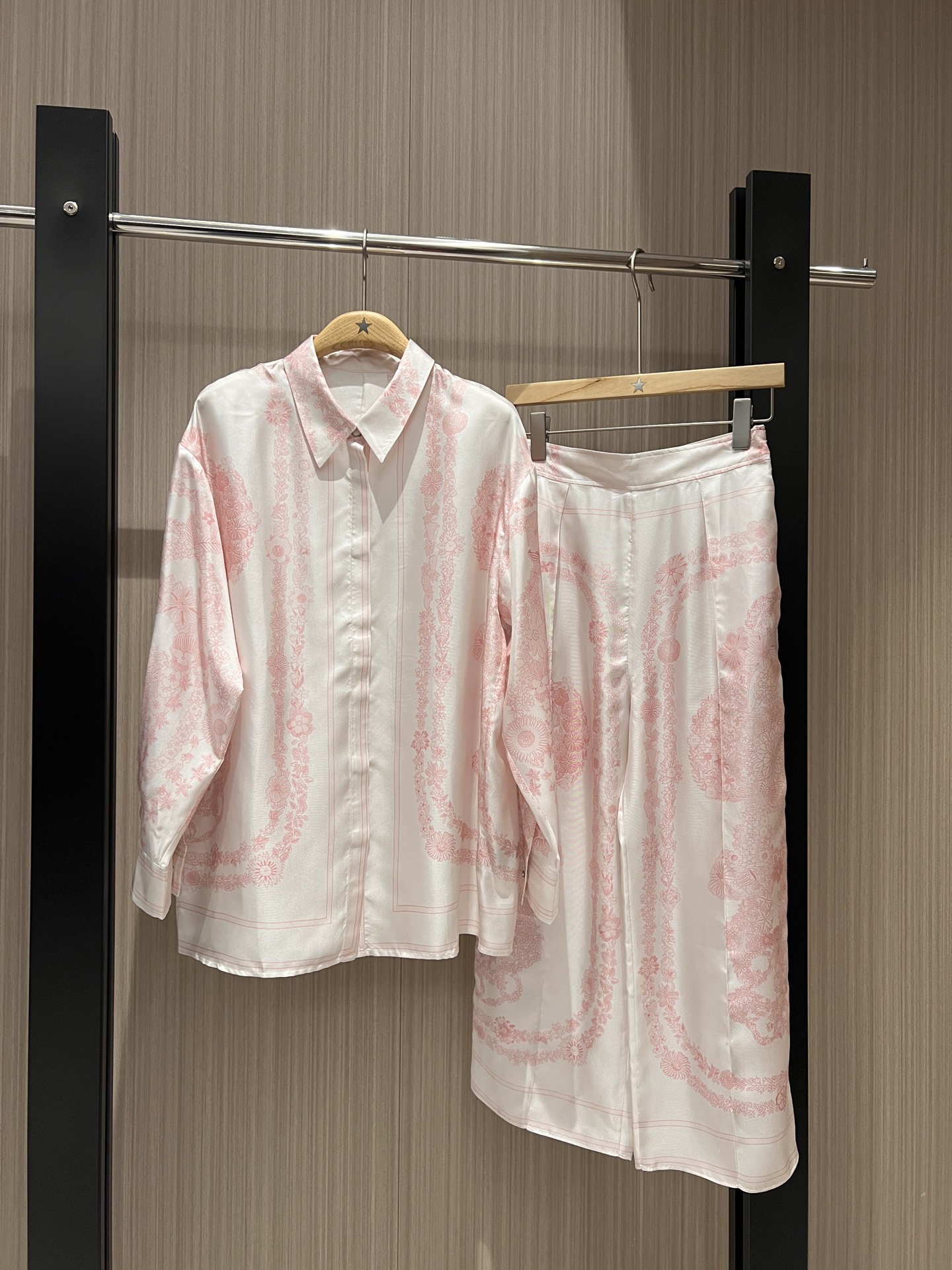 NO:320237,New positioning printed silk twill lining positioning flower silk wide-leg pants spring versatile, temperament reduces age, can be worn in one set or separate S-XL shirt and pants, real silk, alexander wang19860909新款定位印花真丝斜纹衬定位花真丝阔腿裤春天百搭 气质减龄 可一套或分开搭 S-XL 衬衣裤子,,real silk,alexander wang,Women's clothing