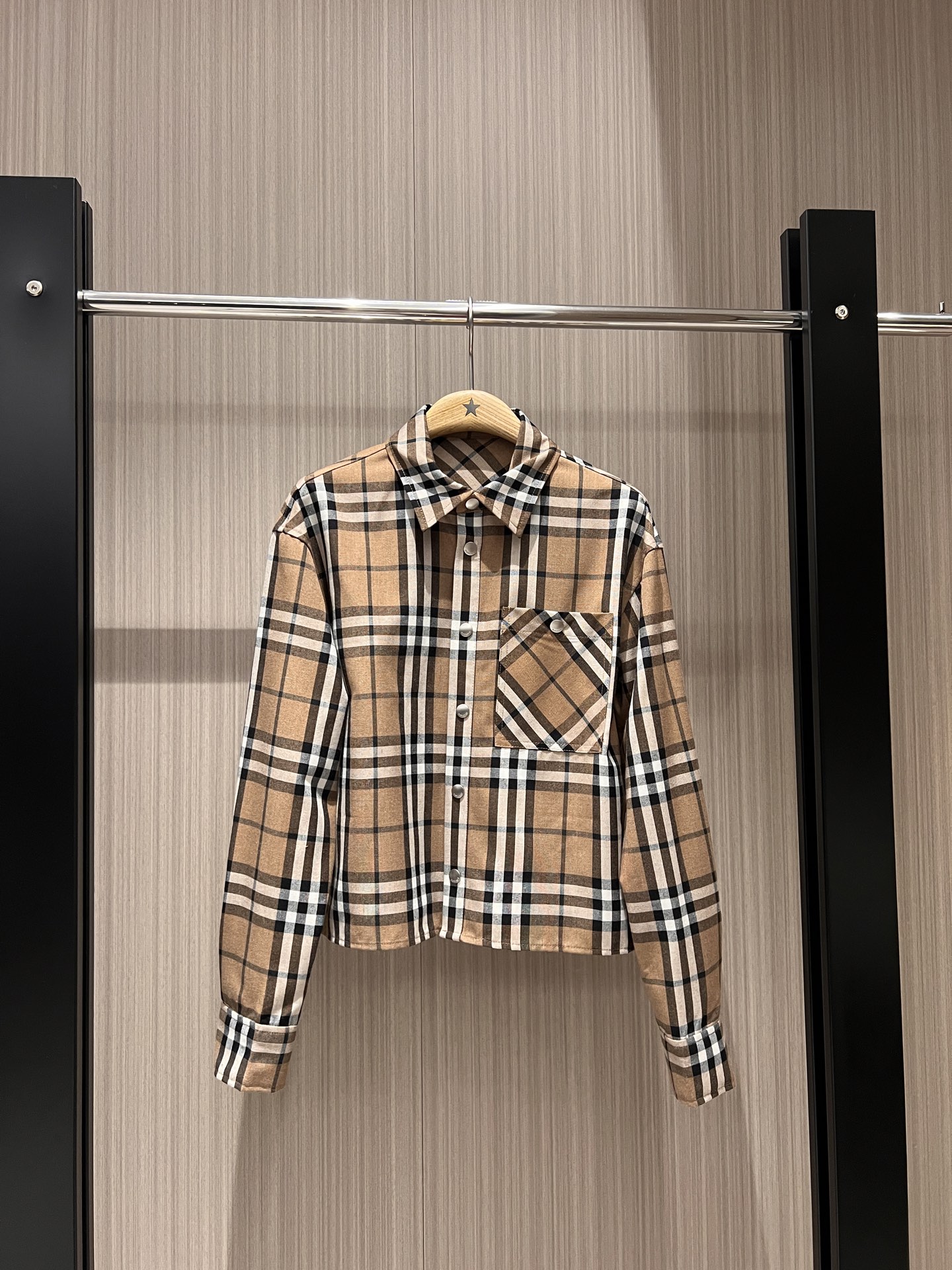 NO:320212,New retro classic plaid short shirt, simple and casual, age-reducing, air-conditioned room, can be matched with the same style of jeans, SML, jeans, alexander wang19860909新款复古经典格纹短款衬衣 简单休闲减龄百搭 空调房外搭 可搭同款牛仔裤SML,,jeans,alexander wang,Women's clothing