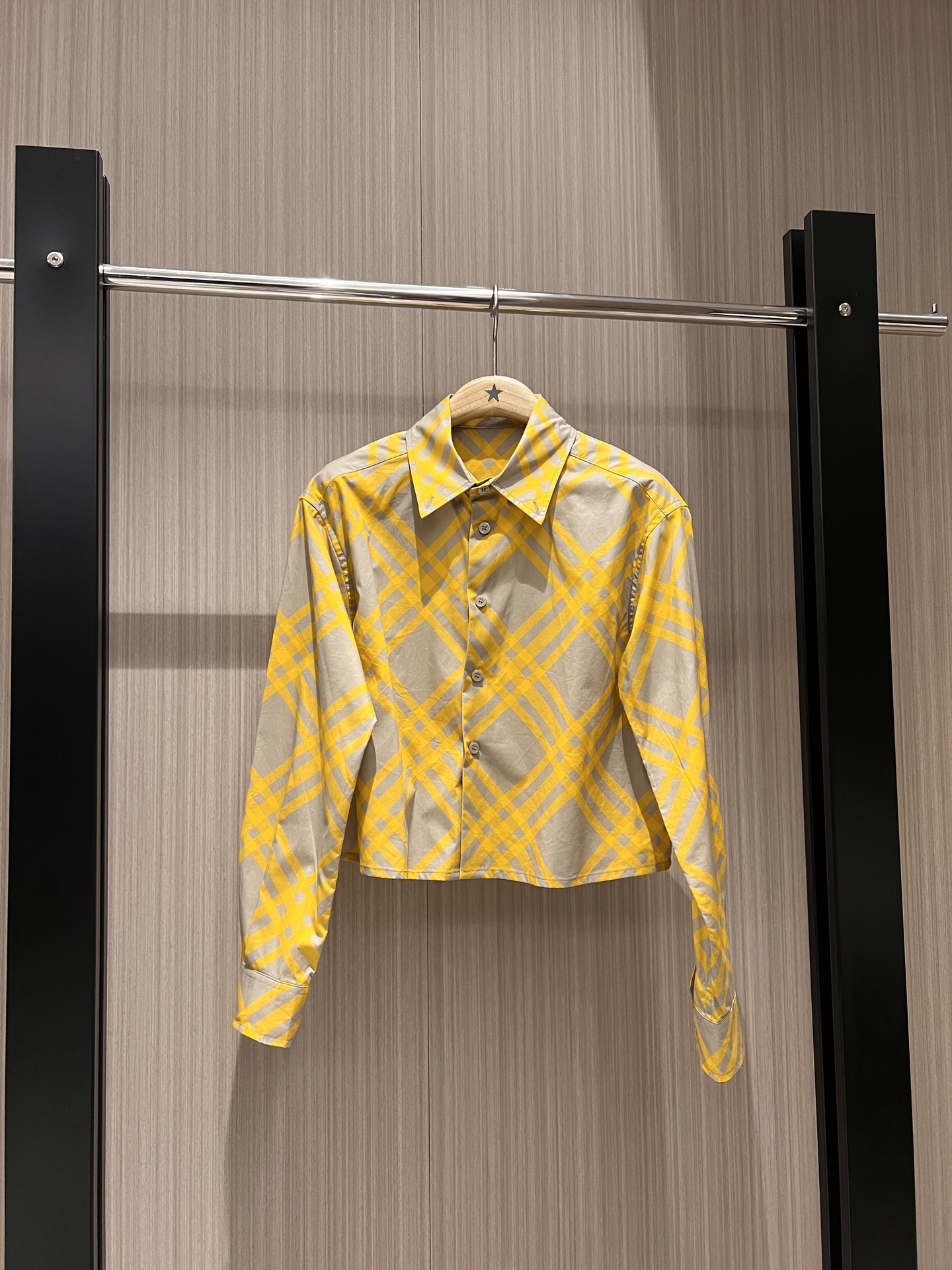 NO:320206,New worker refreshing yellow plaid short shirt, simple and casual, age-reducing, fashionable commuting SML 8,,alexander wang19860909新工清爽黄色格纹短款衬衣 简单休闲减龄必备 时尚通勤 SML 8,,alexander wang,Women's clothing