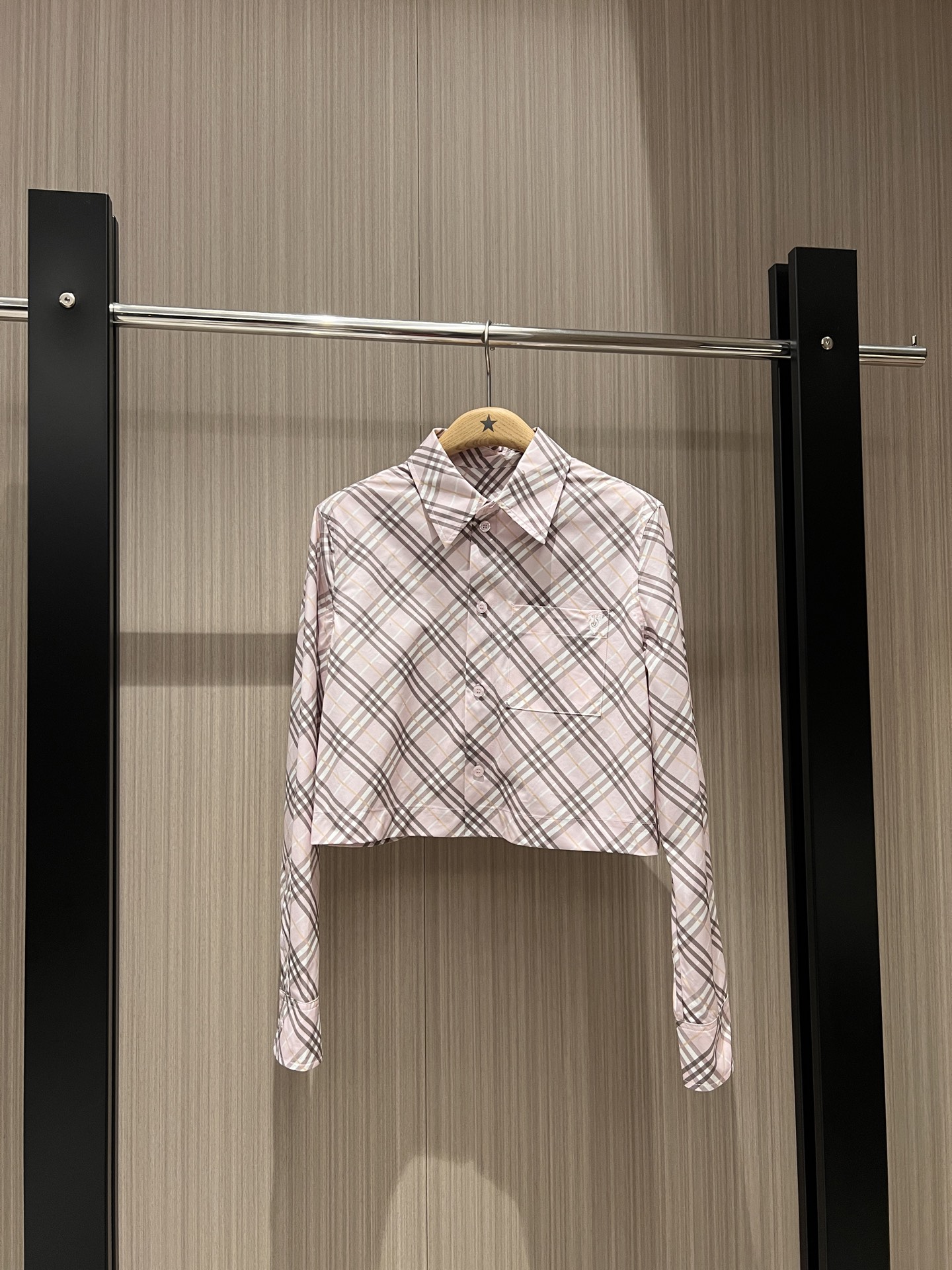 NO:320229,New cute pink checked short shirt, chest pocket embroidery logo, age-reducing versatile, fashionable and casual SML, alexander wang19860909新款可爱粉色格纹短款衬衣 胸前口袋刺绣logo减龄百搭 时尚休闲SML,,alexander wang,Women's clothing