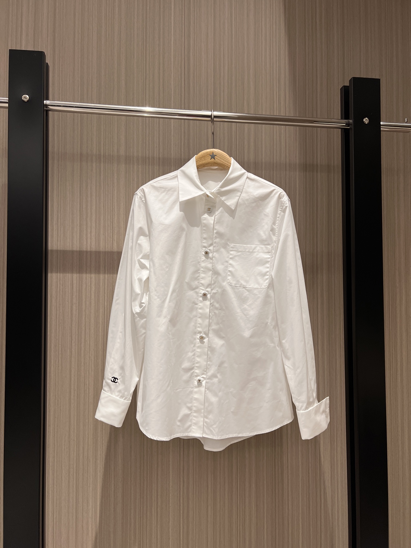 NO:320223,New embroidered small double C loose white shirt with minimalist casual cuffs, salty and sweet versatile items SML 82,,alexander wang19860909新款刺绣小双C宽松白衬衣极简休闲 袖口反卷可盐可甜 百搭单品 SML 82,,alexander wang,Women's clothing