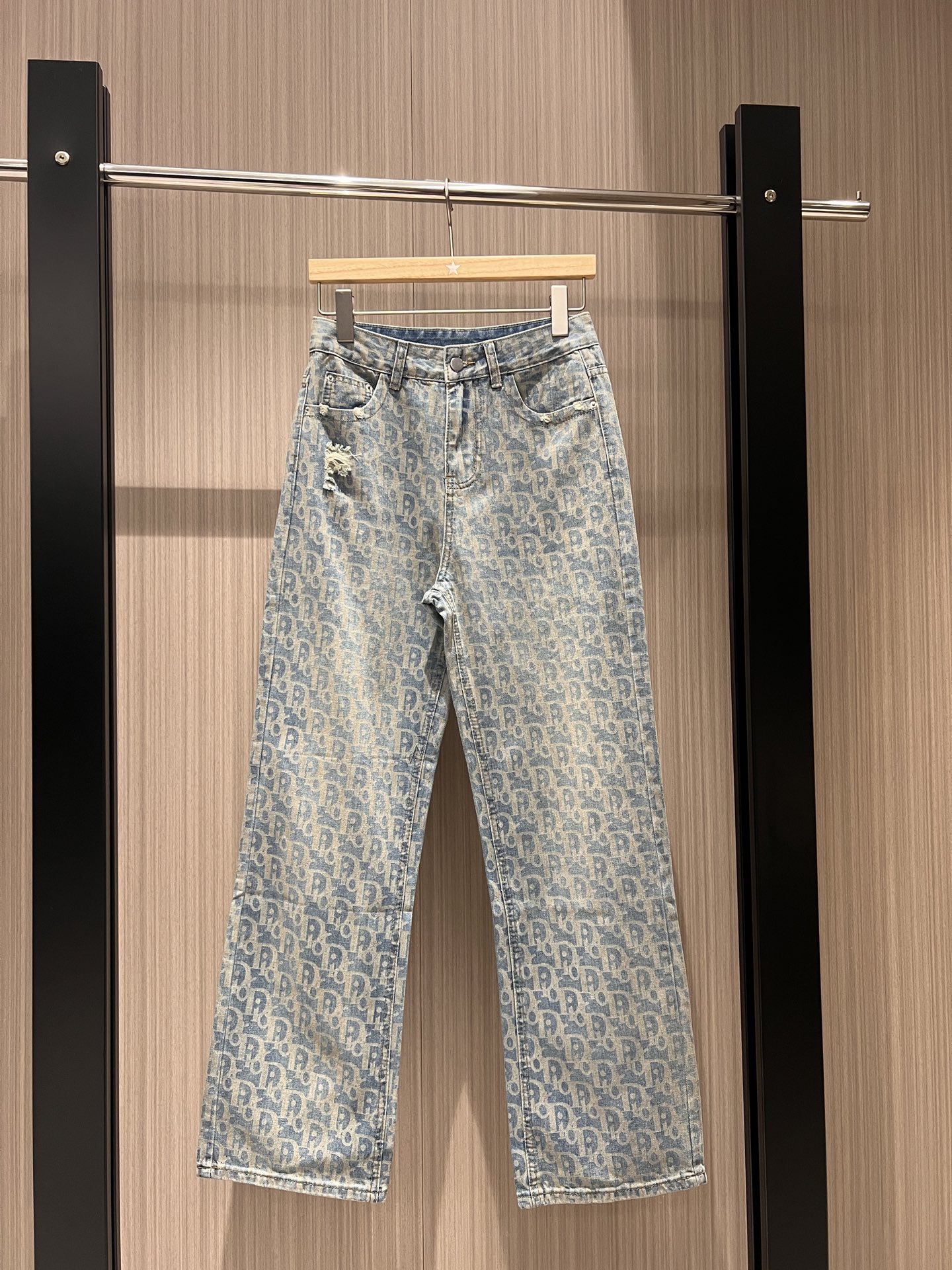 NO:320205,New old-fashioned light blue jeans, straight wide-leg ripped and worn pockets, casual and versatile, age-reducing essential SML 82,,jeans,alexander wang19860909新款老花洗水浅蓝牛仔裤 直简阔腿破洞磨损口袋 休闲百搭减龄必备 SML 82,,jeans,alexander wang,Women's clothing
