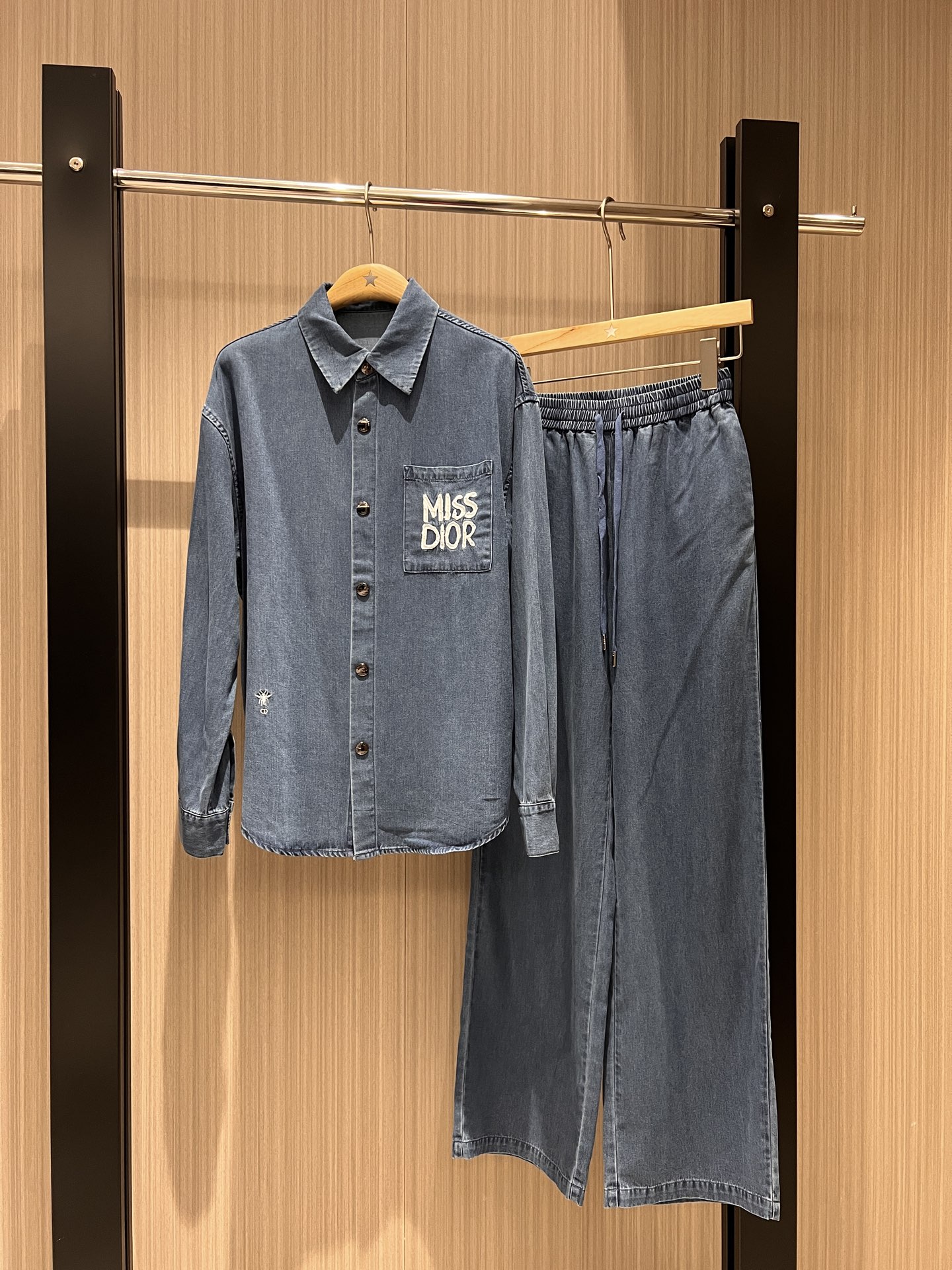 NO:320580,New Miss Washing Lightweight Soft Denim Set Lazy Style Embroidered Letters Pocket Loose Shirt Elastic Woman Woman CD Little Bee Lazy Casual Age Reducing SML 82,,alexander Wang19860909新款来袭Miss洗水轻薄软牛仔套装 慵懒风 刺绣字母口袋宽松衬衣松紧腰阔腿裤 CD小蜜蜂 慵懒休闲 减龄百搭 SML 82,,alexander wang,Women's clothing