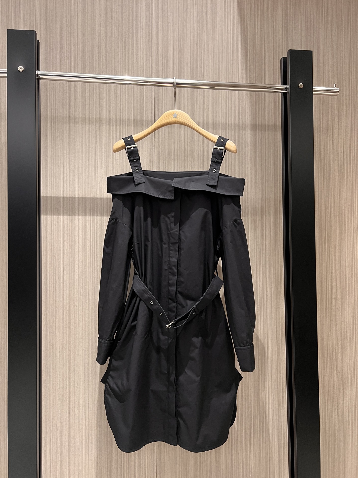 NO:320586,New show Kwong Lingling's same suspender one-length shirt dress with adjustable shoulder straps, with pockets on both sides, slim and slim, vacation romantic classic embroidery little bee, sweet and cute, black and white SML 0,,skirts,alexander wang19860909新款走秀 邝玲玲同款吊带一字领衬衣裙连衣裙肩带可调节 搭配腰带 两侧有口袋 修身显瘦 度假浪漫经典刺绣小蜜蜂 甜美可爱 黑色白色 SML 0,,skirts,alexander wang,Women's clothing