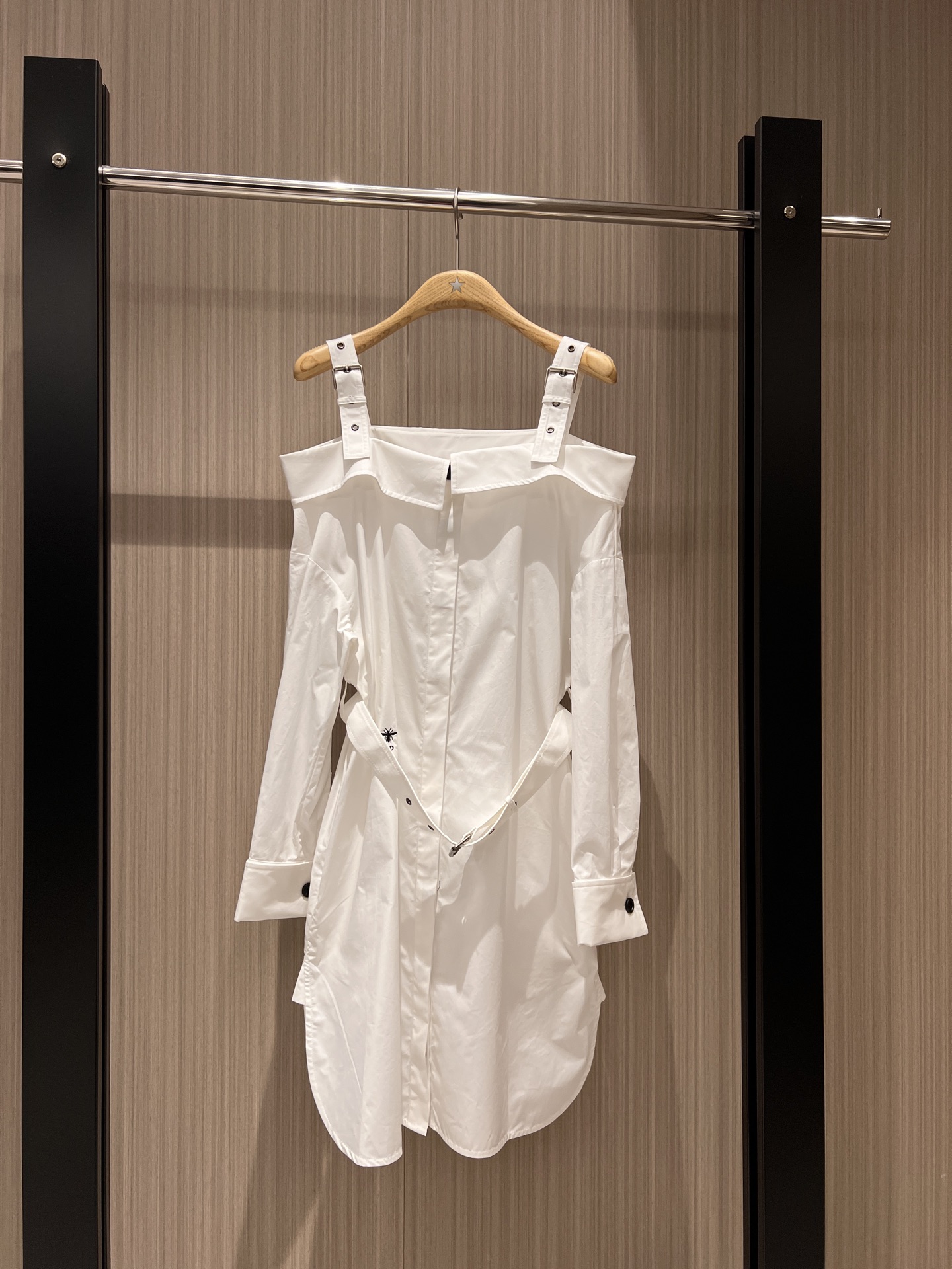 NO:320592,New show Kwong Lingling's same suspender one-length shirt dress with adjustable shoulder straps, with pockets on both sides, slim and slim, holiday romantic classic embroidery little bee, sweet and cute, black and white SML, skirts, alexander wang19860909新款走秀 邝玲玲同款吊带一字领衬衣裙连衣裙肩带可调节 搭配腰带 两侧有口袋 修身显瘦 度假浪漫经典刺绣小蜜蜂 甜美可爱 黑色白色 SML,,skirts,alexander wang,Women's clothing