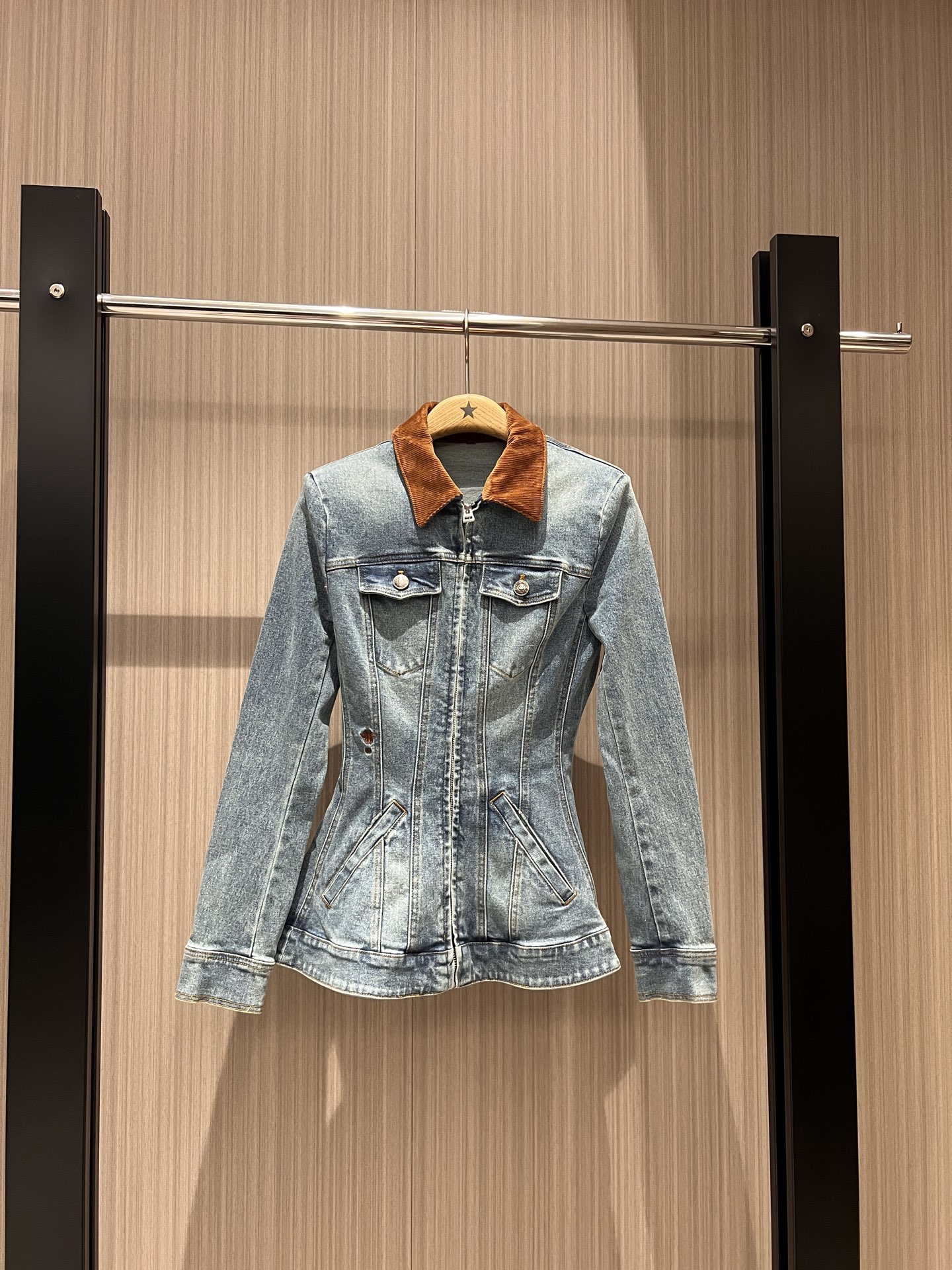 NO:320606,New spliced ​​corduroy collar waisted ruffled denim jacket three-dimensional tailoring Zipper Shoulder pad design embroidered bee Hardware accessories mold opening can be salty and sweet waist-hugging to make it look slimming temperament SM, Jackets & coats,alexander wang19860909新款拼接灯芯绒领收腰荷叶边牛仔外套立体剪裁 拉链 垫肩设计刺绣小蜜蜂 五金配件开模 可盐可甜 收腰显瘦 气质百搭 SM,,jackets & coats,alexander wang,Women's clothing