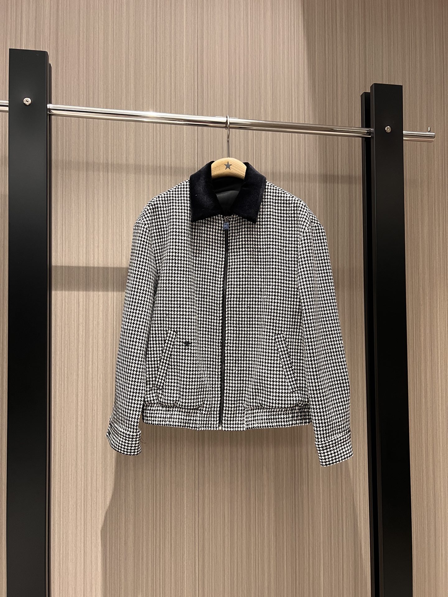 NO:320608,New velvet collar houndstooth jacket baseball uniform jacket embroidered bee loose casual sweet and cool versatile SM,, jackets & coats, jackets & coats, alexander wang19860909新款拼丝绒领千鸟格夹克 棒球服外套刺绣小蜜蜂 宽松休闲甜酷百搭 SM,,jackets & coats,jackets & coats,alexander wang,Women's clothing