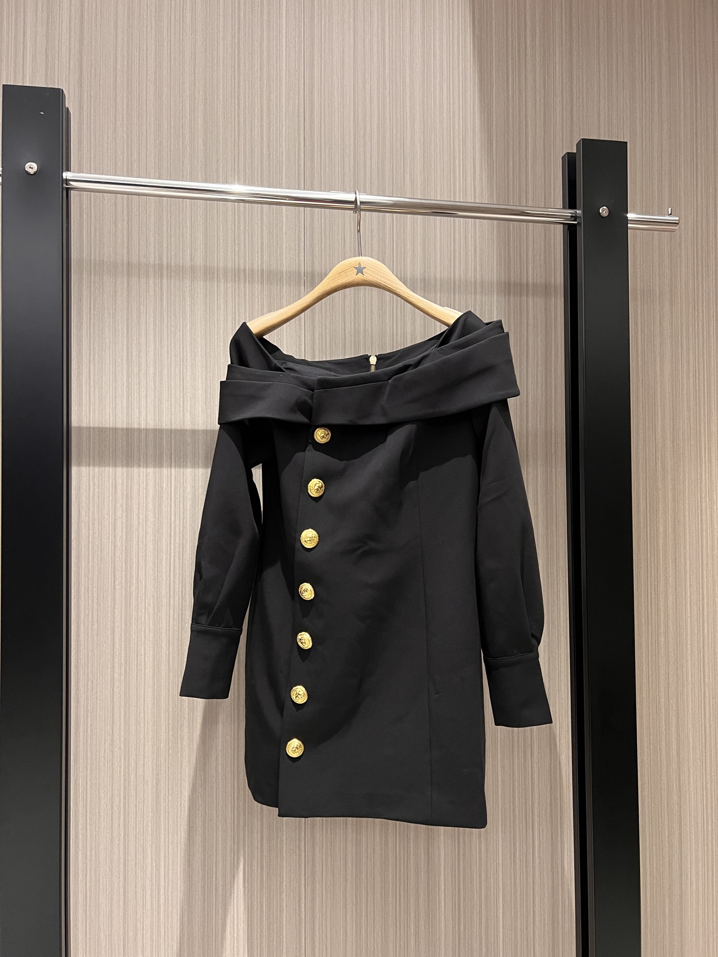 NO:320596,The new style is coming irregularly off-shoulder, asymmetrical gold button one-length dress, slim and slim, celebrity temperament, elegant and intellectual style, SML, skirts, alexander wang19860909新款来袭不规则露肩 不对称金扣一字领连衣裙修身显瘦 名媛气质 优雅知性轻熟风 SML,,skirts,alexander wang,Women's clothing