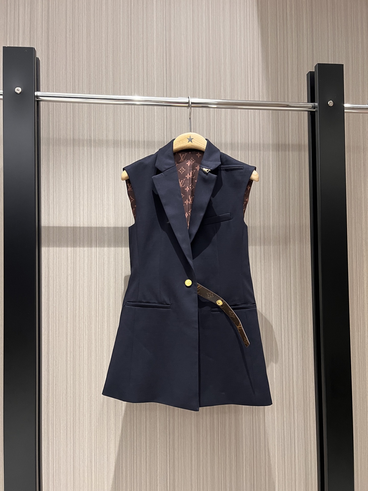 NO:320585,New style recommended presbyterian lining single button suit vest jacket, irregular neckline zipper design, presbyterian belt decoration, removable and fashionable and casual, sweet and cool, versatile, classic and simple, dark blue and gray SML,, jackets & coats, business suit, alexander wang19860909新款推荐老花内衬单扣西装马甲外套 领口不规则拉链设计 老花皮带装饰 可拆卸时尚休闲 甜酷百搭 经典简约 深蓝灰色SML,,jackets & coats,business suit,alexander wang,Women's clothing