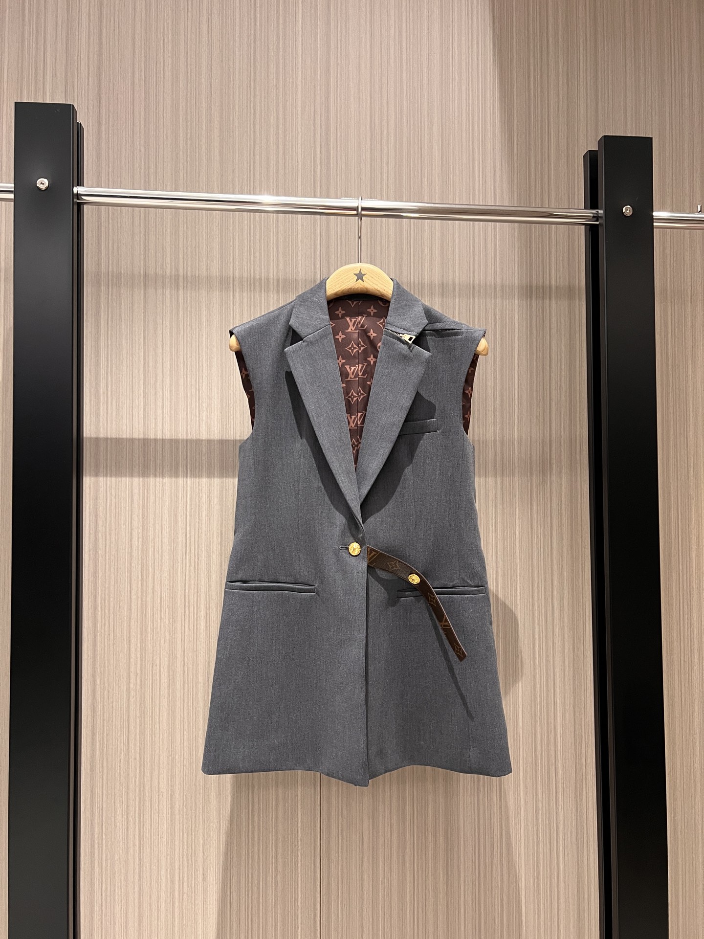 NO:320591,New style recommended presbyterian lining single button suit vest jacket, irregular neckline zipper design, presbyterian belt decoration, removable and fashionable and casual, sweet and cool, versatile, classic and simple, dark blue and gray SML 8,, jackets & coats, business suit, alexander wang19860909新款推荐老花内衬单扣西装马甲外套 领口不规则拉链设计 老花皮带装饰 可拆卸时尚休闲 甜酷百搭 经典简约 深蓝灰色SML 8,,jackets & coats,business suit,alexander wang,Women's clothing