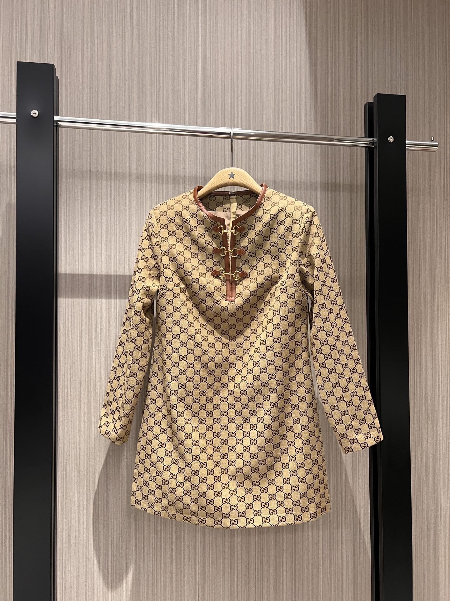 NO:320595,New double G leather long-sleeved dress with horse buckle decorative neckline hollow A-shaped pattern Simple and fashionable temperament is not picky SML, skirts, alexander wang19860909新款双G拼皮长袖连衣裙 马衔扣装饰领口镂空A字版型 简约时尚 气质不挑人SML,,skirts,alexander wang,Women's clothing