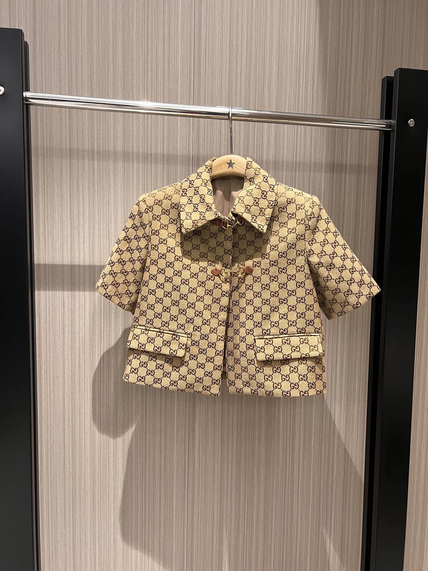 NO:320599,New double G short-sleeved jacket, short lapel short style, horse-bit decorative simple temperament, age-reducing versatile, can be matched with the same shorts, shorts, jackets & coats, T-shirt, alexander wang19860909新款双G短袖小外套 翻领短款 马衔扣装饰简约气质 减龄百搭 可搭同款短裤半袖长裤SML 8,,shorts,jackets & coats,T-shirt,alexander wang,Women's clothing