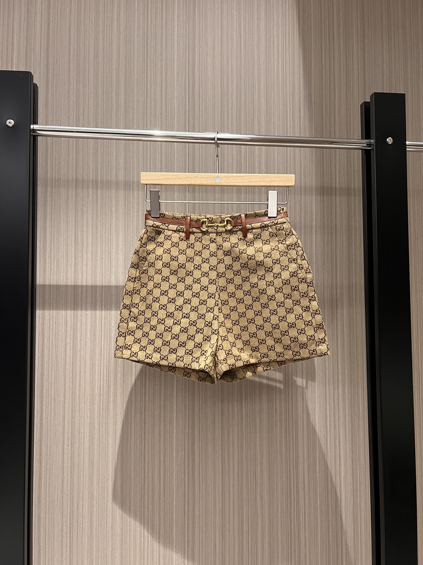 NO:320605,New horse-bit small belt decorative double G suit shorts simple slim fit, age-reducing versatile, can be worn with the same small jacket SML, shorts, jackets & coats, business suit, alexander wang19860909新款马衔扣小皮带装饰双G西装短裤简约修身 减龄百搭 可搭同款小外套SML,,shorts,jackets & coats,business suit,alexander wang,Women's clothing