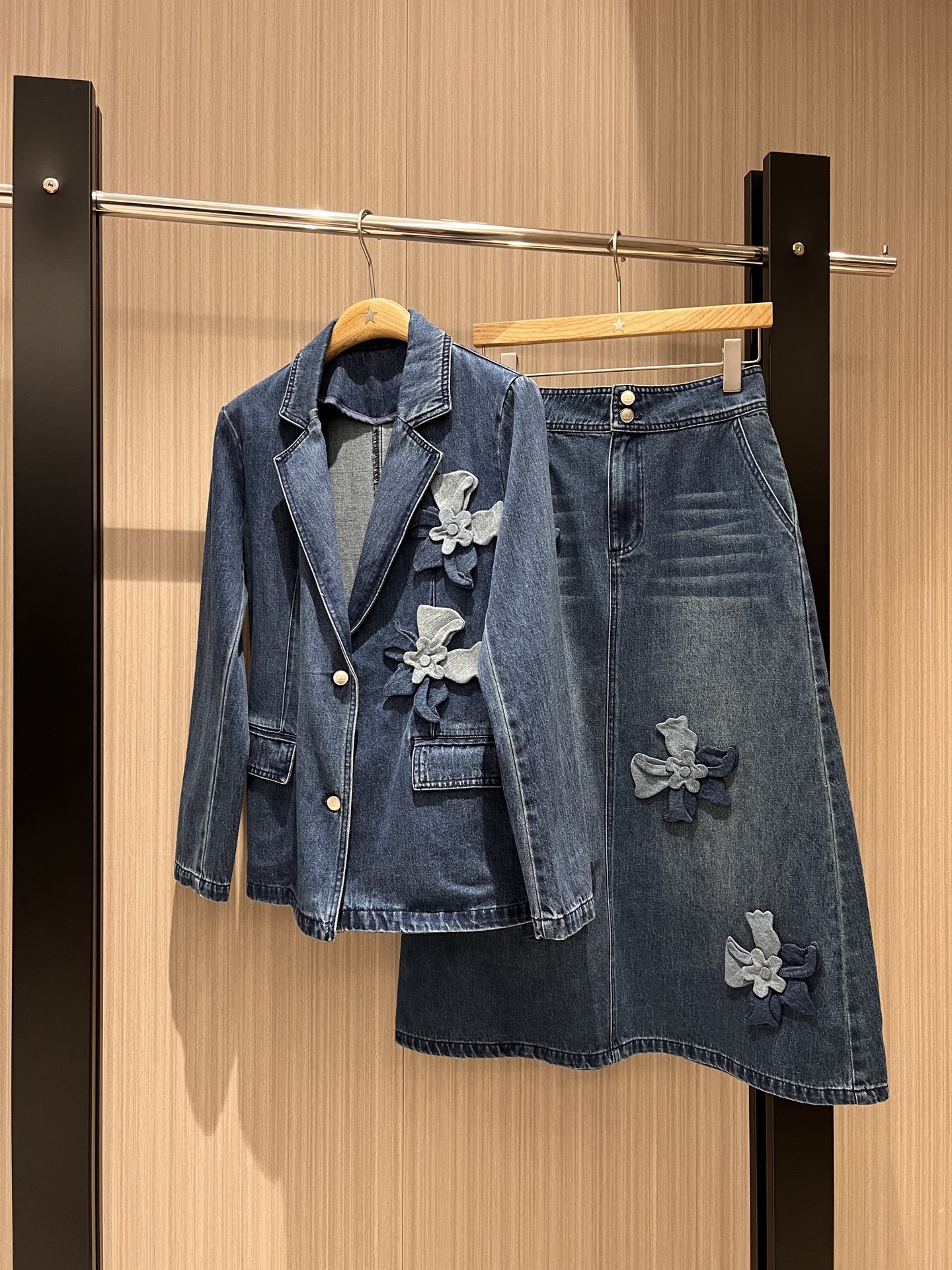 NO:320619,New heavy industry three-dimensional flower decoration denim suit jacket with slim waist, old washing water makes it look slim and versatile. SML, skirts, jackets & coats, business suit, alexander wang19860909新款重工立体花朵装饰牛仔西装外套收腰修身 做旧洗水显瘦百搭 搭同款半裙或长裤SML,,skirts,jackets & coats,business suit,alexander wang,Women's clothing