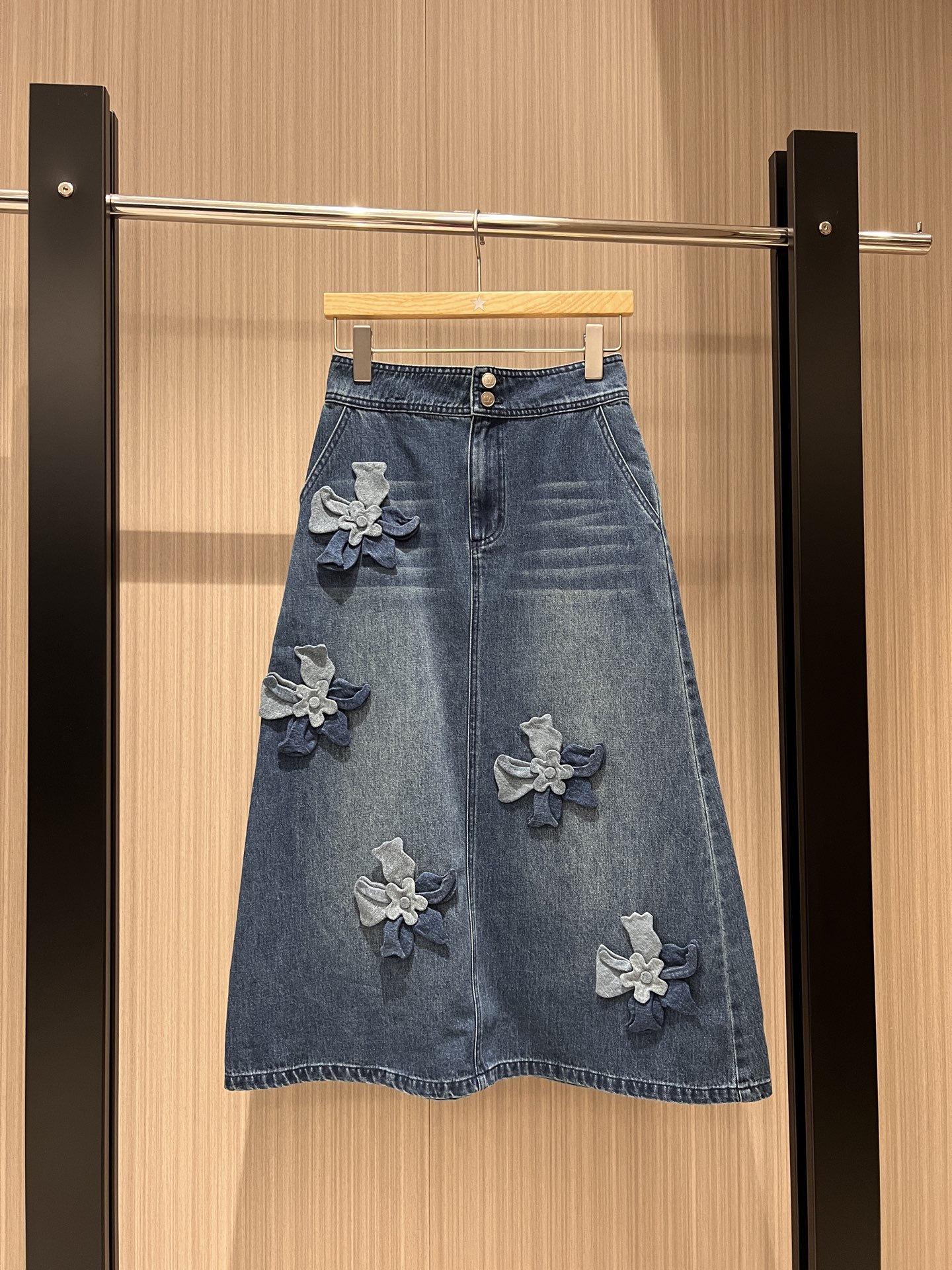 NO:320625,New heavy industry three-dimensional flower decorative denim skirt A-shaped mid-length style used for old washing, cute and age-reducing, casual and versatile SM, skirts, alexander wang19860909新款重工立体花朵装饰牛仔半裙 A字中长款做旧洗水 可爱减龄 休闲百搭 SM,,skirts,alexander wang,Women's clothing