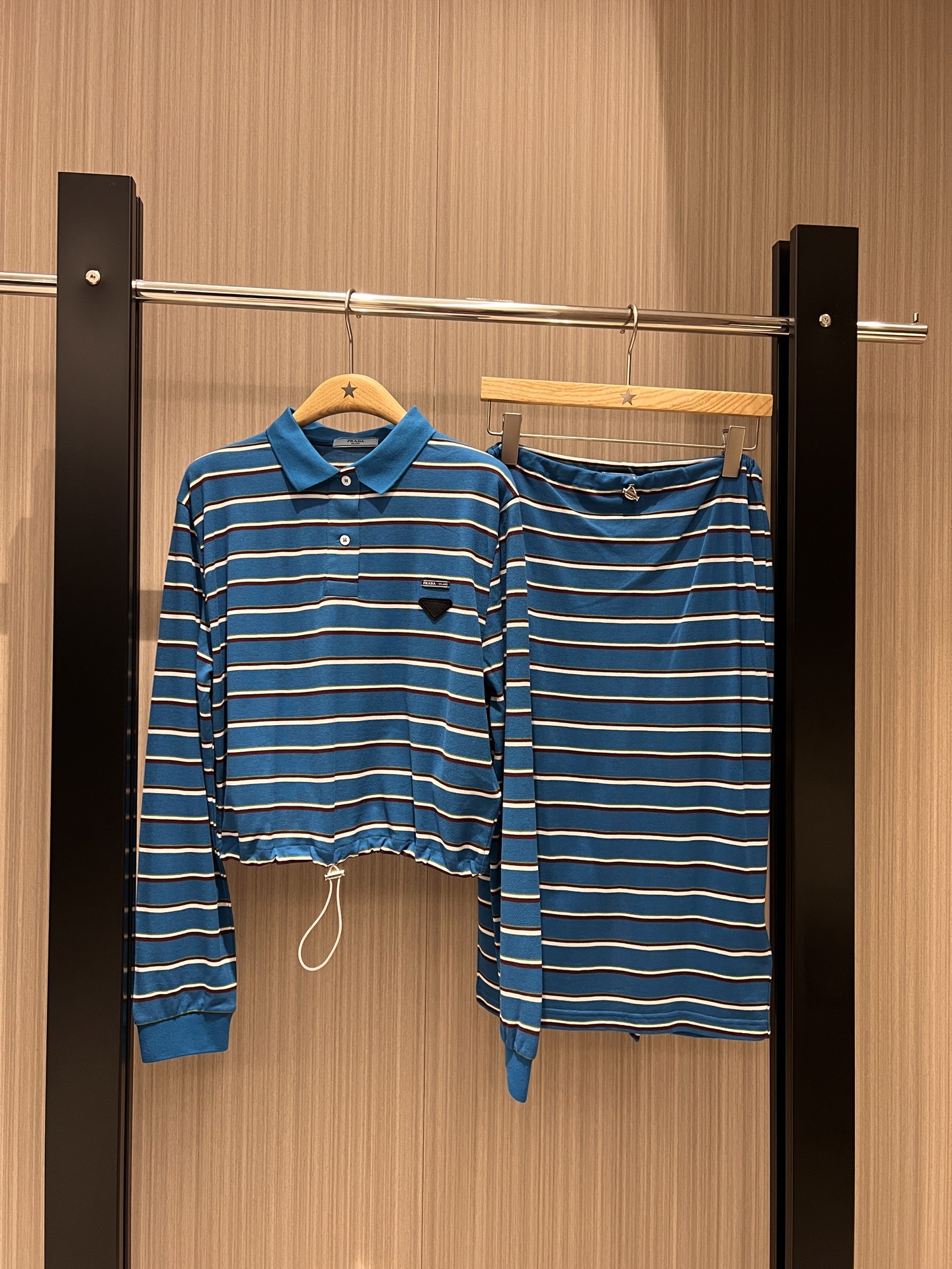 NO:320937,Tops, Bane style outfits, drawstring waist-hugging long-sleeved striped polo tops, drawstring elastic waist-packing hip-striped skirts, customized light and light bead floor fabric, classic triangle patch logo, loose and comfortable, must-have for age reduction, a set of matching or single wear SML tops,, skirts, alexander wang19860909上衣 半裙款巴恩风穿搭 抽绳收腰长袖条纹polo上衣抽绳松紧腰包臀条纹半裙 定制轻薄珠地面料 经典三角贴布徽标 宽松舒适 减龄必备 一套搭配或单穿 SML 上衣,,skirts,alexander wang,Women's clothing