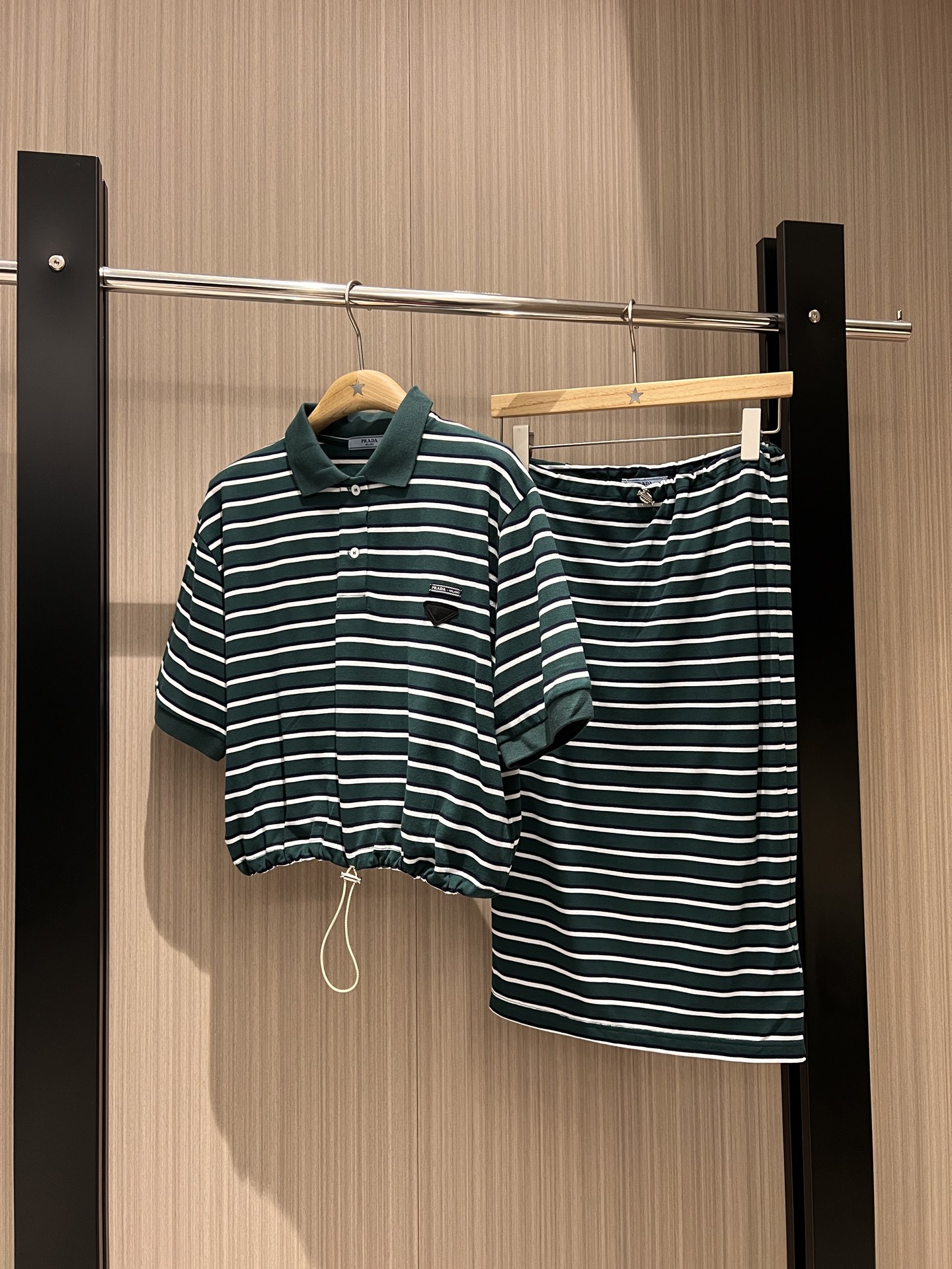 NO:320933,Top Skirt Bane style outfit Drawstring waist striped polo short-sleeved T-shirt Drawstring elastic waist pack hip striped skirt Customized light and light bead floor fabric Classic triangle patch logo Loose and comfortable Age-reducing must-have A set of matching or single wear SML, skirts, T-shirt,tees, t-shirt,alexander wang19860909上衣 半裙款巴恩风穿搭 抽绳收腰条纹polo短袖T恤抽绳松紧腰包臀条纹半裙定制轻薄珠地面料 经典三角贴布徽标 宽松舒适 减龄必备 一套搭配或单穿 SML,,skirts,T-shirt,tees，t-shirt,alexander wang,Women's clothing