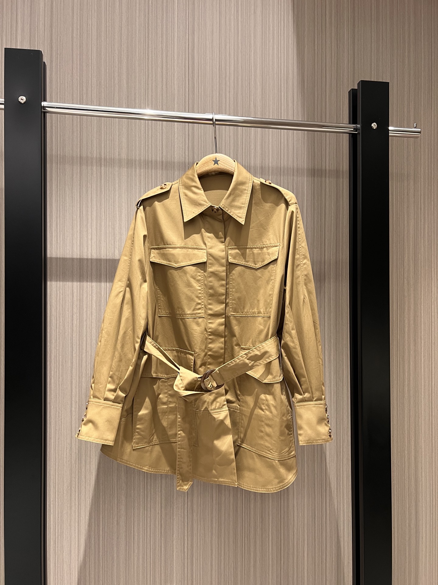 NO:320945,New style of the coming catwalk, lapel belt shirt dress, light work style shoulder stamp design, A-shaped pattern, irregular hem, large pocket decoration, casual commuting, temperament and age-reducing SML, skirts, alexander wang19860909新款来袭走秀款 翻领系腰带衬衣裙 轻工装风肩章设计 A字版型 不规则下摆 大口袋装饰休闲通勤 气质减龄 SML,,skirts,alexander wang,Women's clothing