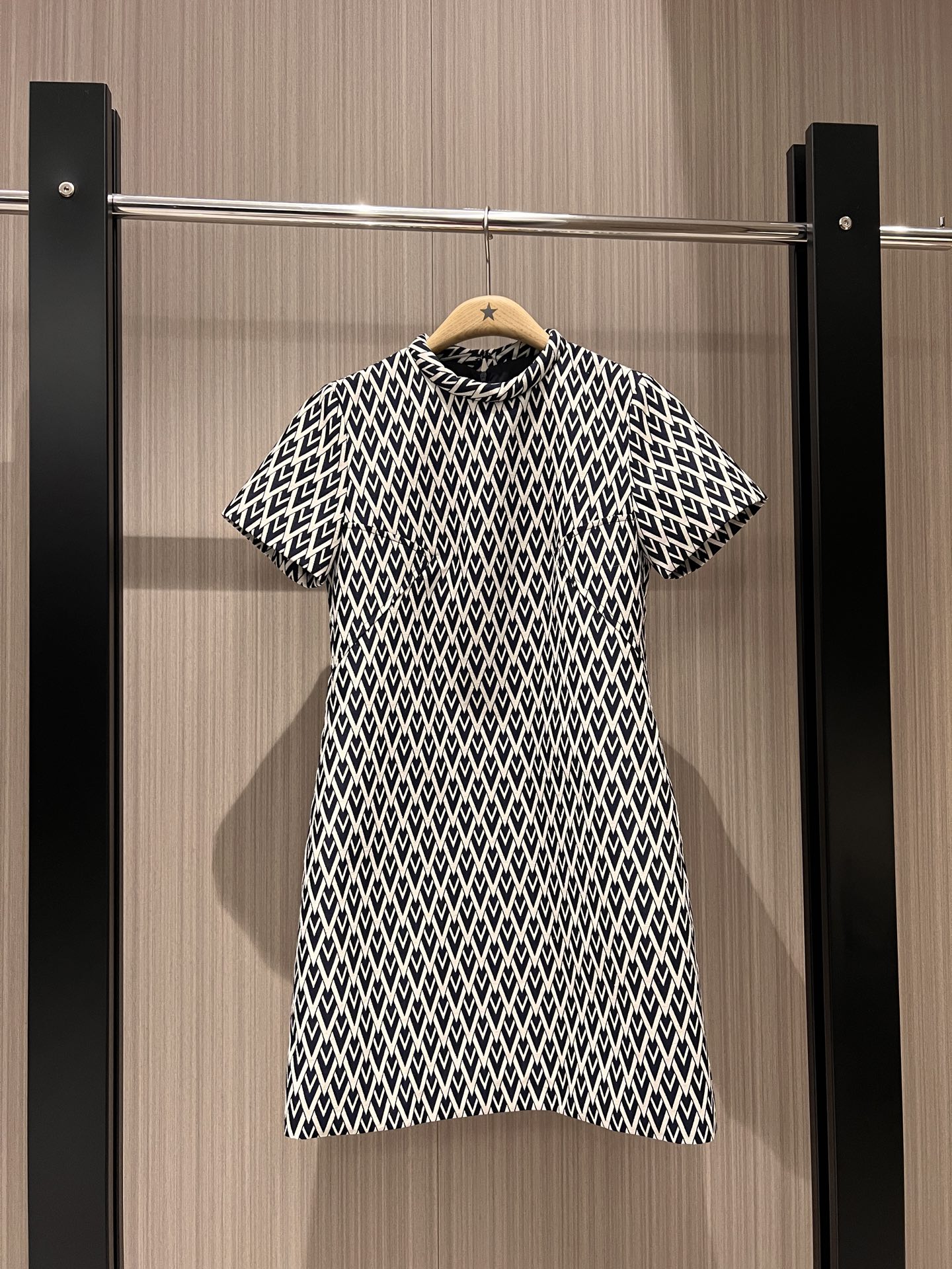 NO:320949,New style recommended V full letter jacquard short-sleeved round neck dress. Classic style simple temperament. Commuting fashion. Slim and versatile. Pockets on both sides. Black apricot. SML 8,,skirts,T-shirt,alexander wang.19860909新款推荐V满字母提花短袖圆领连衣裙 经典版型简约气质 通勤时尚 修身百搭两侧有口袋 黑色杏色 SML 8,,skirts,T-shirt,alexander wang,Women's clothing