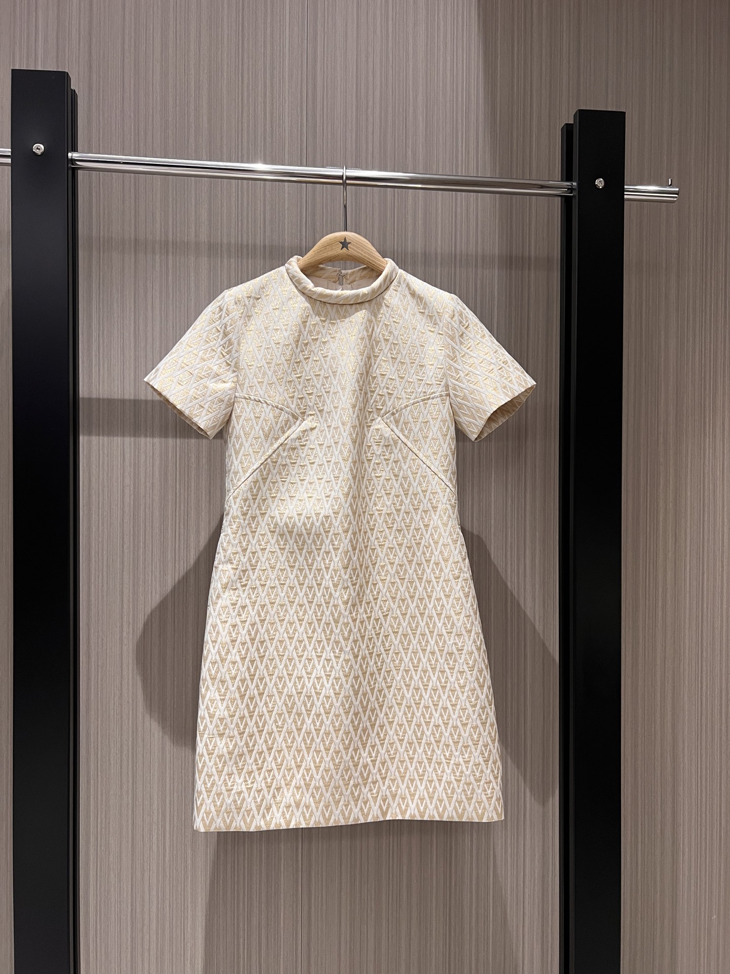 NO:320934,New style recommended V full letter jacquard short-sleeved round neck dress. Classic style simple temperament. Commuting fashion. Slim and versatile with pockets on both sides. Black apricot SML, skirts, T-shirt, alexander wang19860909新款推荐V满字母提花短袖圆领连衣裙 经典版型简约气质 通勤时尚 修身百搭两侧有口袋 黑色杏色 SML,,skirts,T-shirt,alexander wang,Women's clothing