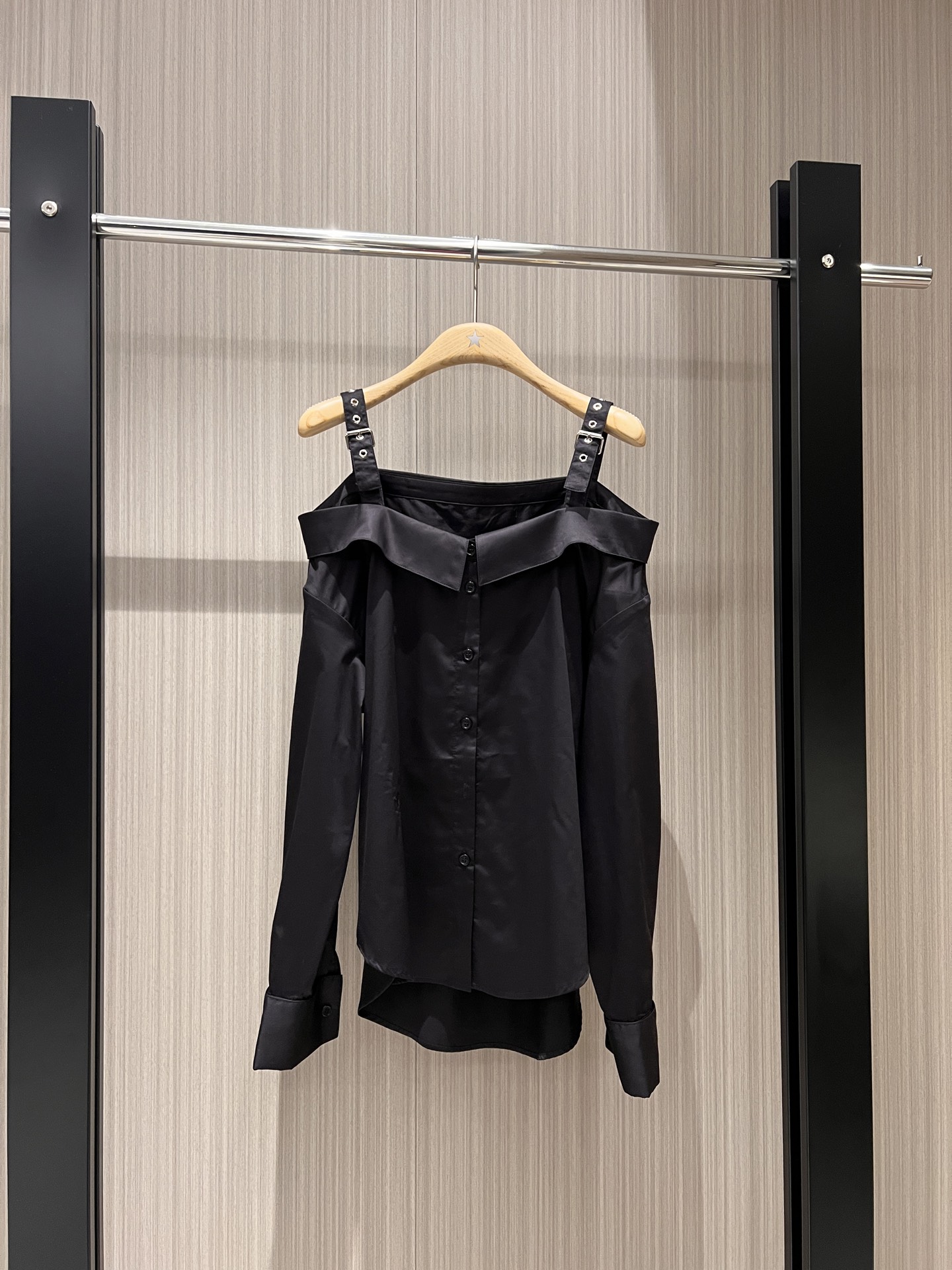 NO:320942,New show Jin Jisoo's same suspender one-length shirt and shoulder straps adjustable, fashionable and versatile, romantic and classic embroidered little bee, sweet and cute, black and white SML,,alexander wang19860909新款走秀 金智秀同款吊带一字领衬衣肩带可调节 时尚百搭 气质浪漫经典刺绣小蜜蜂 甜美可爱 黑色白色 SML,,alexander wang,Women's clothing