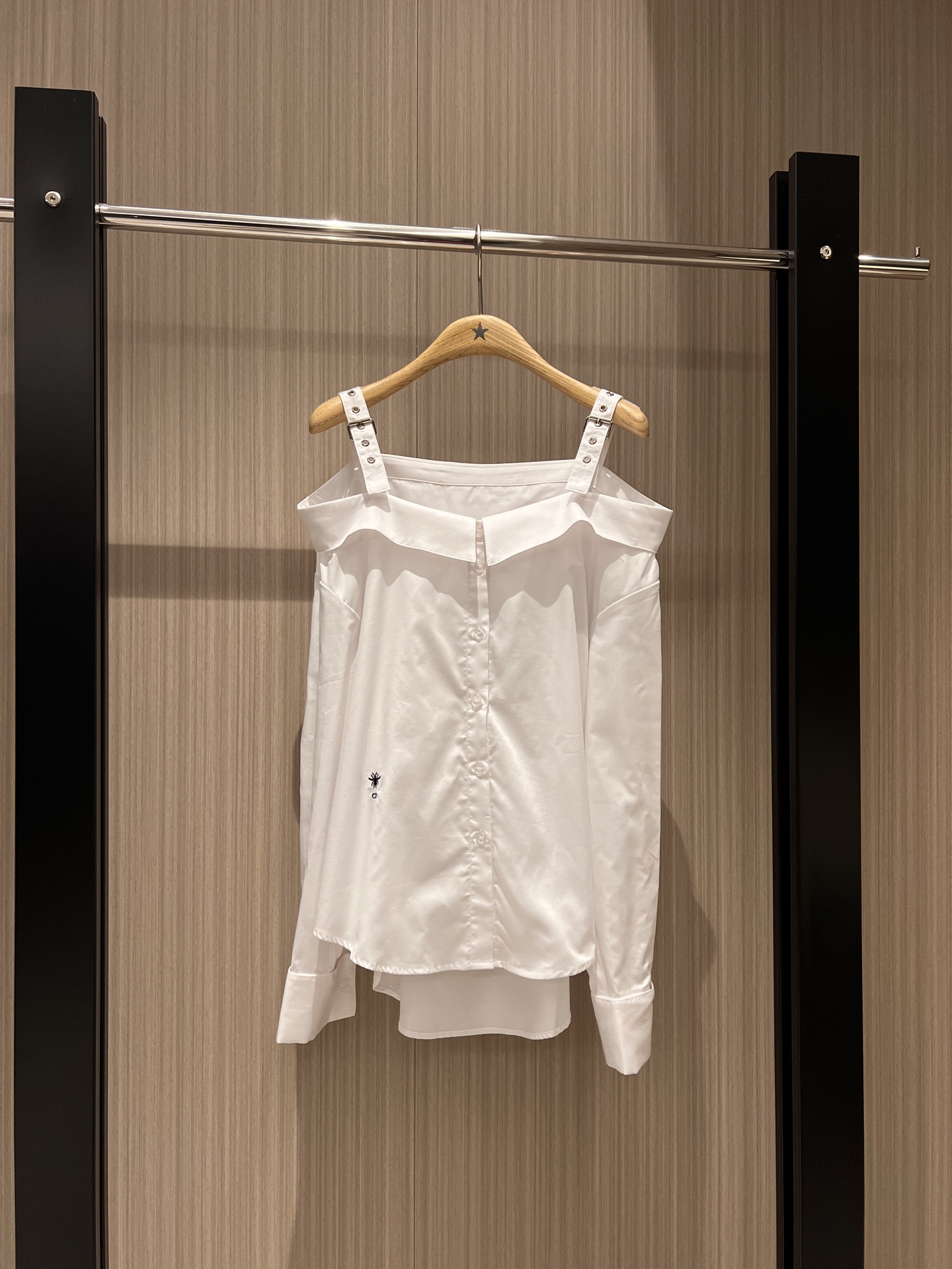 NO:320946,New show Jin Jisoo's same suspender one-length shirt and shoulder straps adjustable, fashionable and versatile, romantic and classic embroidered little bee, sweet and cute, black and white SML,,alexander wang19860909新款走秀 金智秀同款吊带一字领衬衣肩带可调节 时尚百搭 气质浪漫经典刺绣小蜜蜂 甜美可爱 黑色白色 SML,,alexander wang,Women's clothing