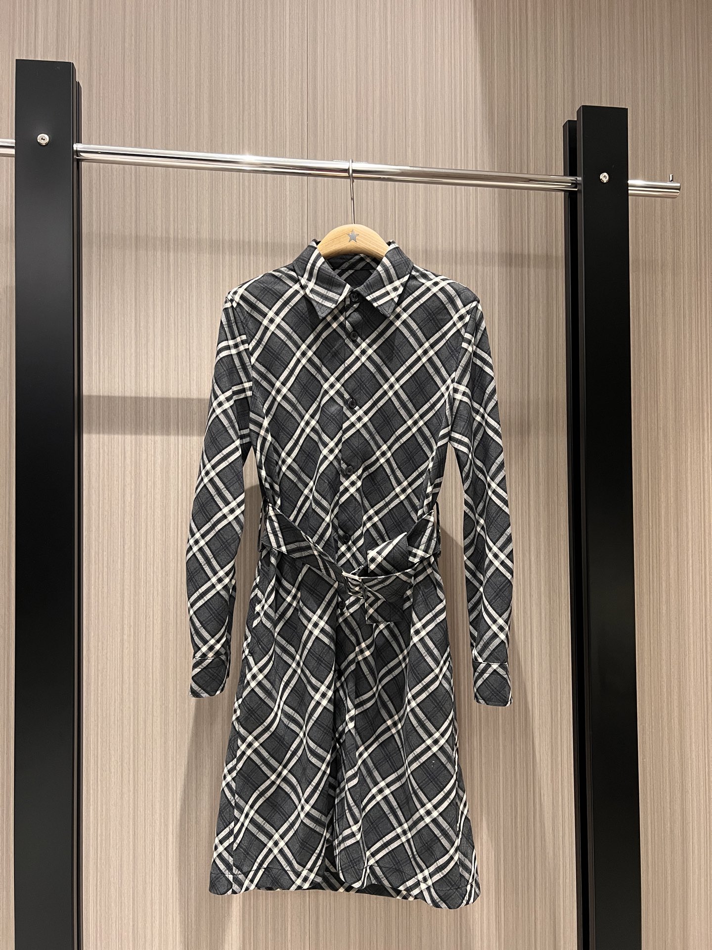 NO:320948,New retro checked long-sleeved dress with belt, waist hollow design, elastic waist with pockets on both sides, temperament commuting, fashionable slim SML, skirts, alexander wang19860909新款复古格纹长袖连衣裙 系腰带 后腰镂空设计 松紧收腰两侧有口袋 气质通勤 时尚修身SML,,skirts,alexander wang,Women's clothing