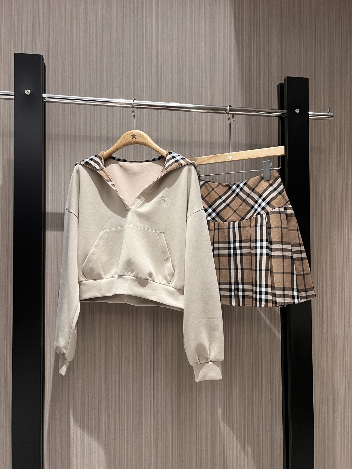 NO:320952,New classic plaid casual suit embroidered war horse hooded sweatshirt plaid pleated skirt Shorts lining SML0, hoodie, sweatshirts, skirts, shorts, hats, alexander wang19860909新款经典格纹休闲套装 刺绣战马连帽卫衣格纹百褶半裙 短裤内衬 SML0,,hoodie,sweatshirts,skirts,shorts,hats,alexander wang,Women's clothing