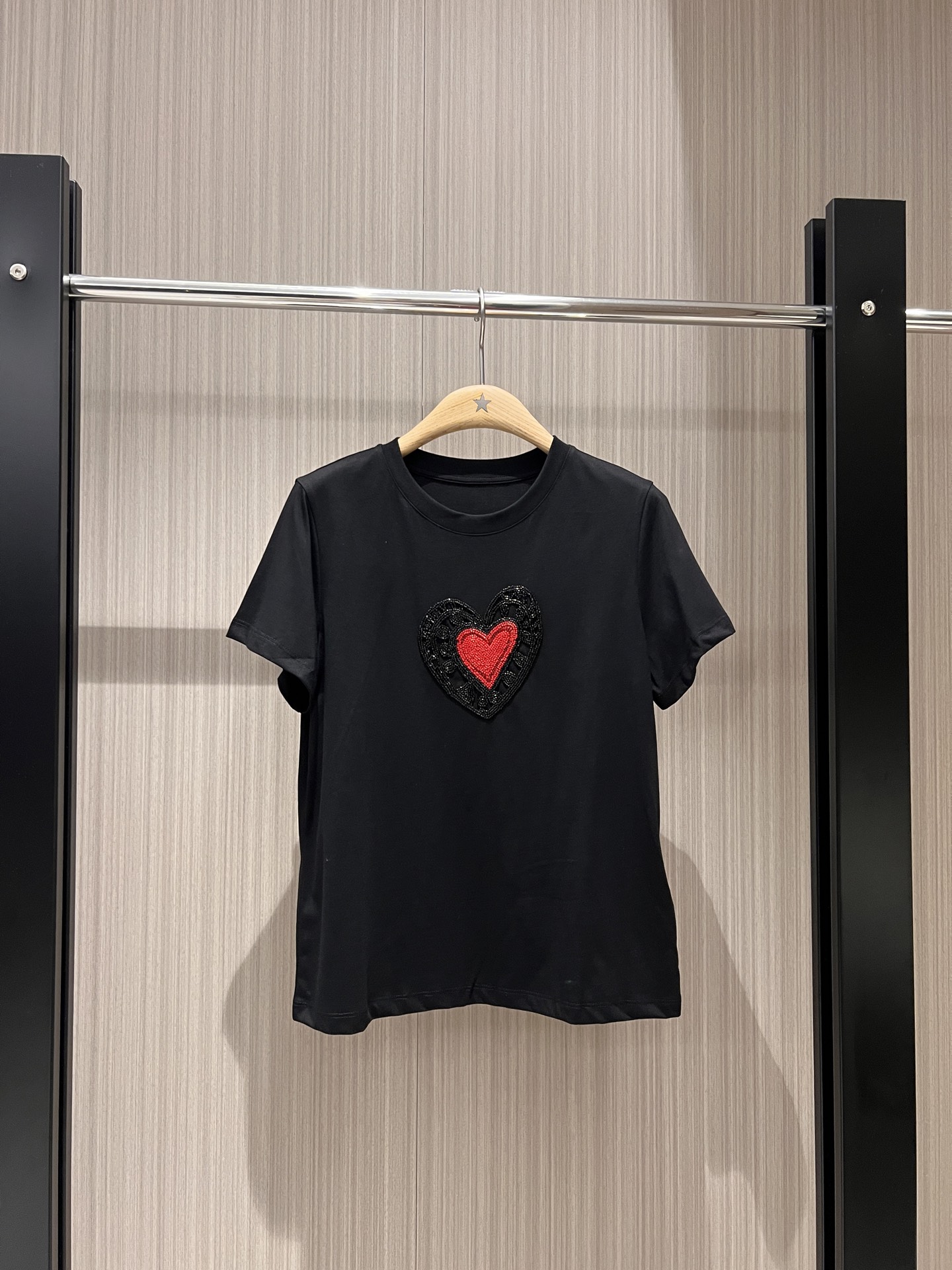 NO:320956,New heavy industry beaded love T-shirt, back collar little bee print simple and casual, age-reducing versatile black and white SML, tees, t-shirt, alexander wang19860909新款重工钉珠爱心T恤 后领小蜜蜂印花简约休闲 减龄百搭 黑白 SML,,tees，t-shirt,alexander wang,Women's clothing