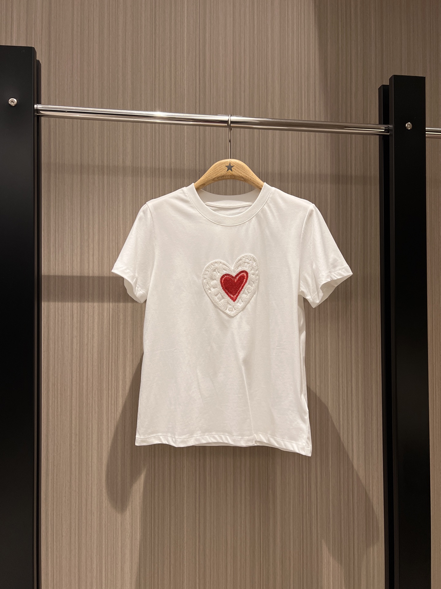 NO:320962,New heavy industry beaded love T-shirt, back collar little bee print simple and casual, age-reducing versatile black and white SML, tees, t-shirt, alexander wang19860909新款重工钉珠爱心T恤 后领小蜜蜂印花简约休闲 减龄百搭 黑白 SML,,tees，t-shirt,alexander wang,Women's clothing