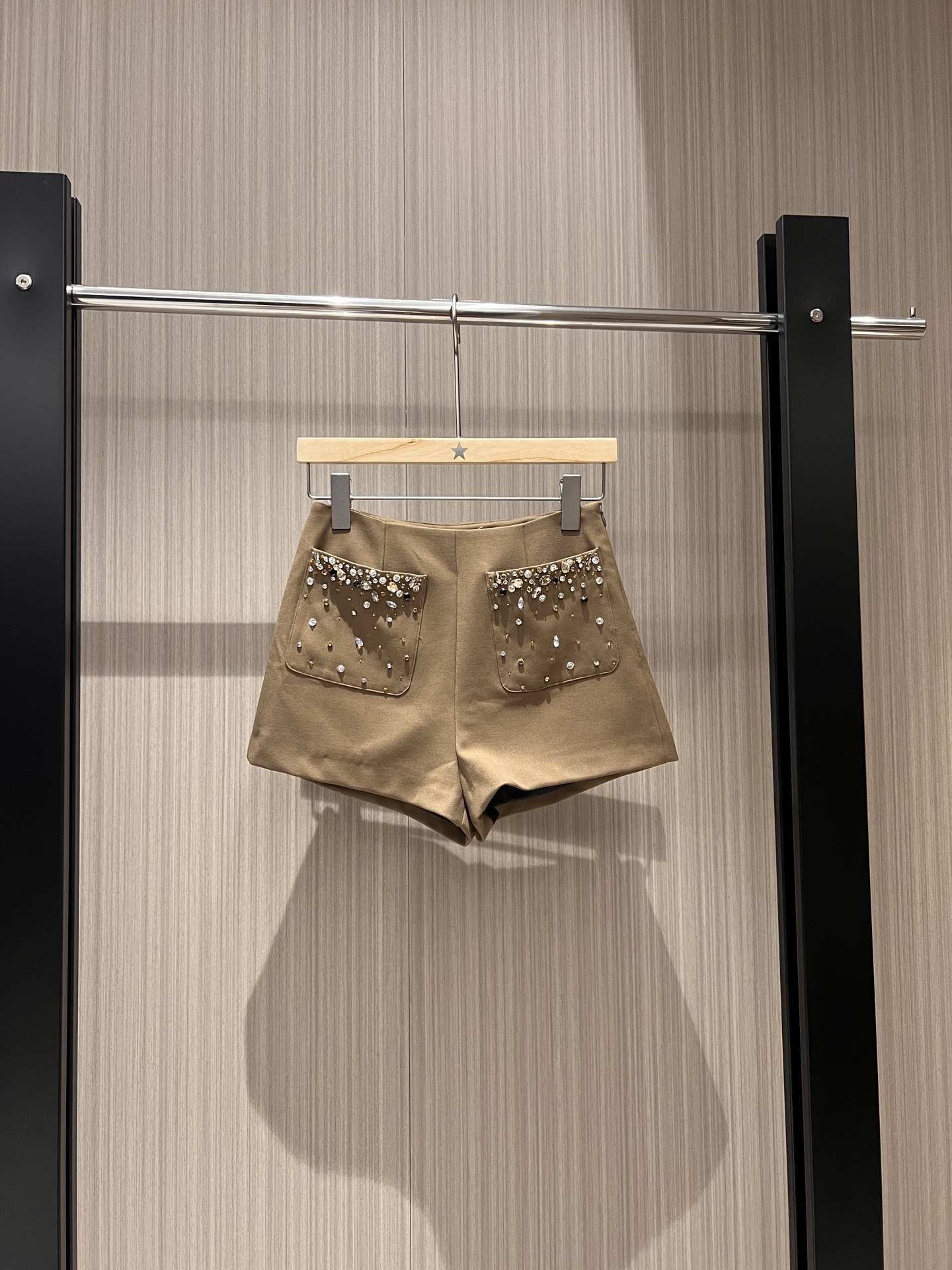 NO:320957,New heavy-duty hand-stitched rhinestone double pocket suit shorts high waist design slim and versatile exquisite and elegant SM, shorts, business suit, alexander wang19860909新款重工手缝水钻双口袋西装短裤高腰设计 显瘦百搭 精致优雅SM,,shorts,business suit,alexander wang,Women's clothing