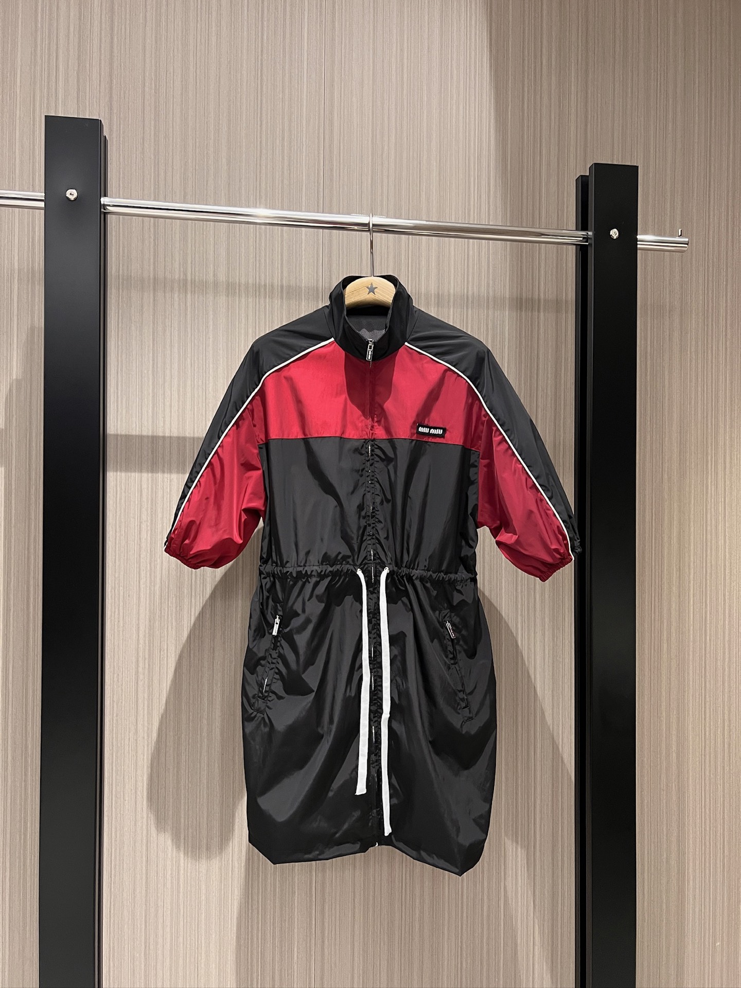 NO:321380,The same style of the new Zhang Yuanying, sporty style stand-up collar drawstring nylon windbreaker dress, dress color-blocking design, small logo label on the chest, pockets on both sides, leisure and sports, age-reducing versatile, red and gray SML, skirts, alexander wang19860909新款张元英同款 运动风立领抽绳尼龙风衣裙 连衣裙拼色设计 胸前小logo标签 两侧有口袋休闲运动 减龄百搭 红色灰色 SML,,skirts,alexander wang,Women's clothing