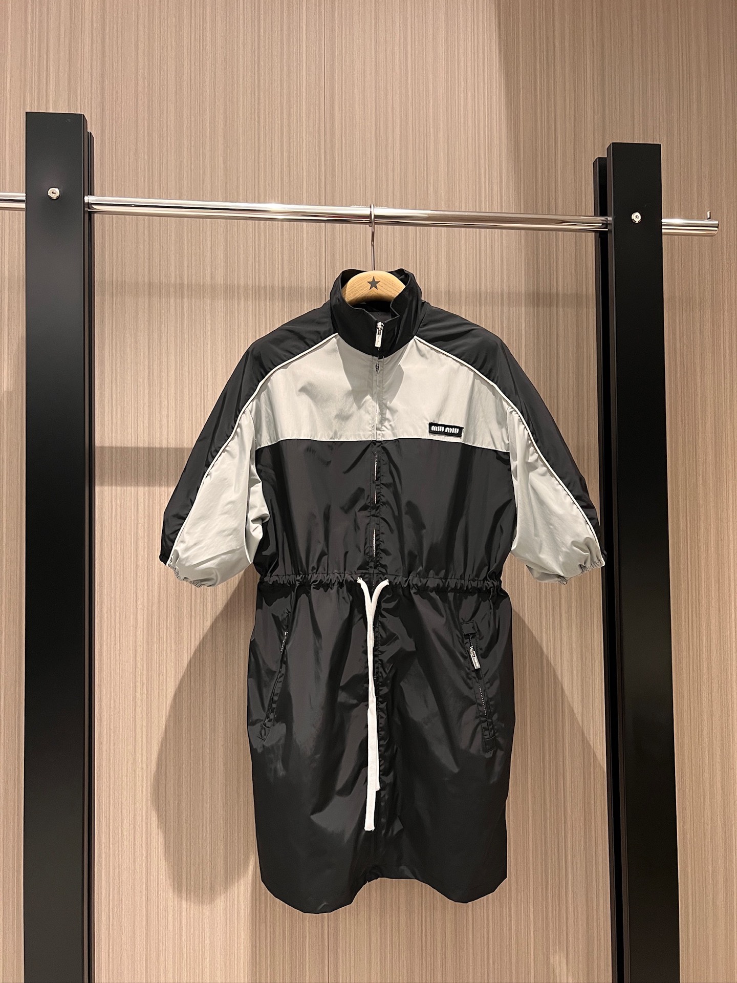 NO:321384,The same style of the new Zhang Yuanying, sporty style stand-up collar drawstring nylon windbreaker dress, dress color-blocking design, small logo label on the chest, pockets on both sides, leisure and sports, age-reducing versatile, red and gray SM, skirts, alexander wang19860909新款张元英同款 运动风立领抽绳尼龙风衣裙 连衣裙拼色设计 胸前小logo标签 两侧有口袋休闲运动 减龄百搭 红色灰色 SM,,skirts,alexander wang,Women's clothing