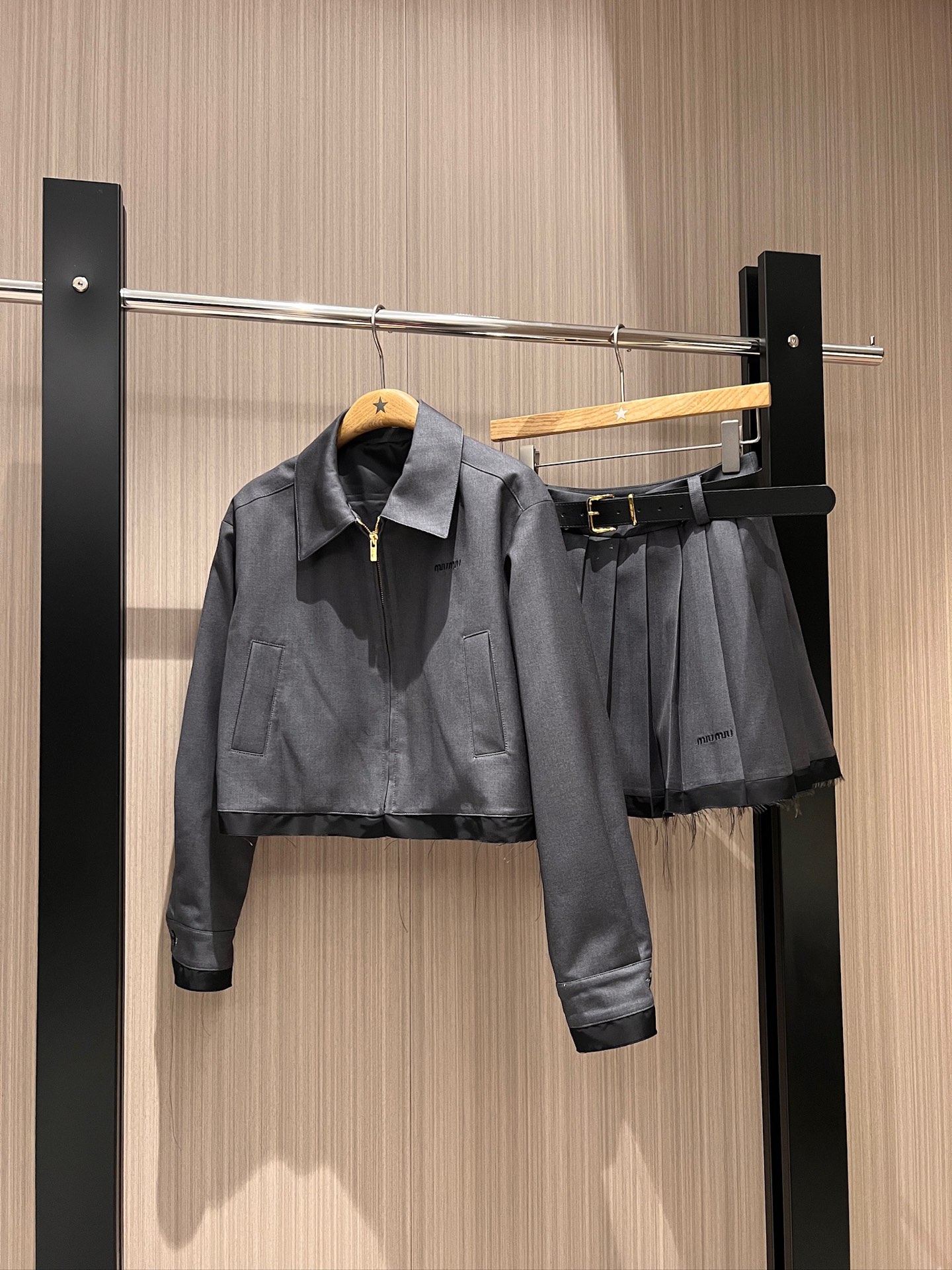 NO:321388,New Grey suits, high-end gray spliced ​​breasted fake two-piece short jacket with belt and same pleated skirt, shorts lining, embroidered logo letters, college style, sweet and age-reducing SML 8,, skirts, shorts, jackets & coats, alexander wang19860909新款格雷系套装穿搭 高级灰拼接毛边假两件短款外套配腰带同款百褶半裙 短裤内衬 刺绣logo字母学院风 甜美减龄 SML 8,,skirts,shorts,jackets & coats,alexander wang,Women's clothing