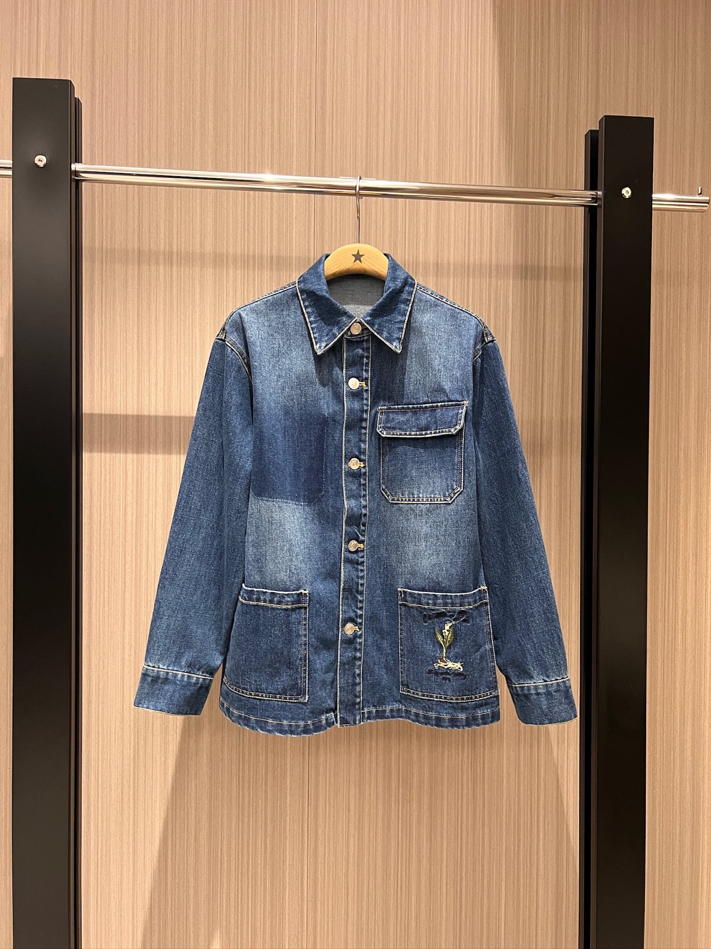 NO:321408,New three-pocket bag denim shirt jacket embroidered letter logo retro wash water casual and versatile simple and fashionable SML, jackets & coats,alexander wang19860909新款三口袋装袋牛仔衬衣外套刺绣字母logo 复古洗水休闲百搭 简约时尚 SML,,jackets & coats,alexander wang,Women's clothing