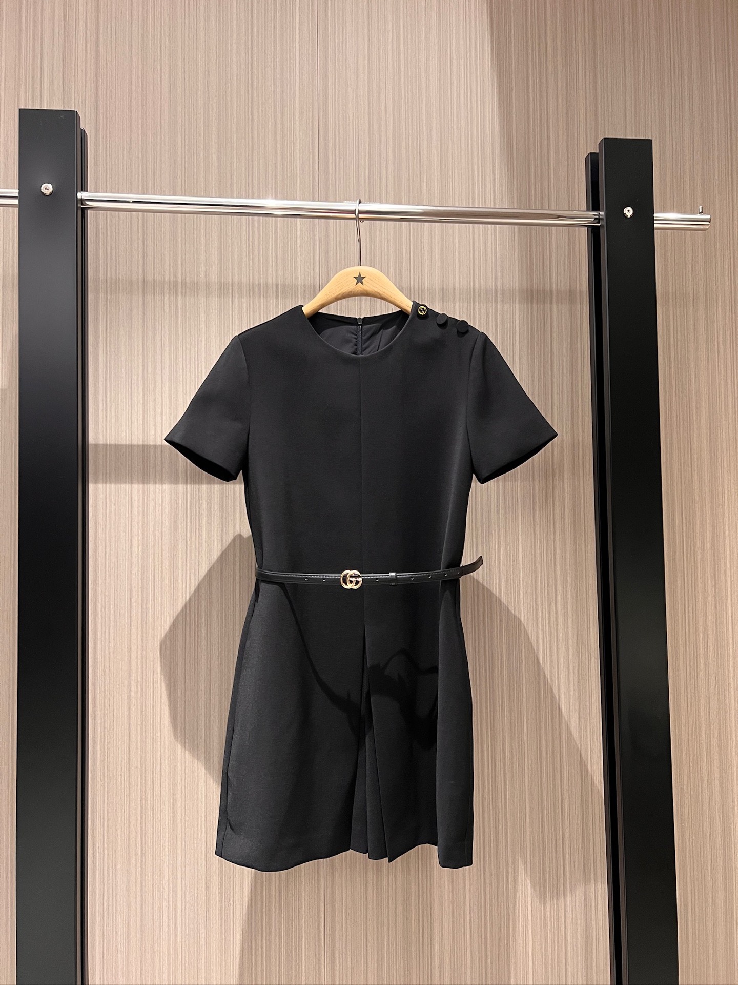 NO:321392,New style recommended double G belt decoration, round neck single shoulder buckle jumpsuit, three-dimensional tailoring, slim fit and slim with pockets on both sides, fashion, modern and age-reducing must-have Black and white SML, shorts, alexander wang19860909新款推荐双G腰带装饰 圆领单肩扣连体短裤 立体剪裁 修身显瘦两侧有口袋 时尚摩登减龄必备 黑色白色 SML,,shorts,alexander wang,Women's clothing