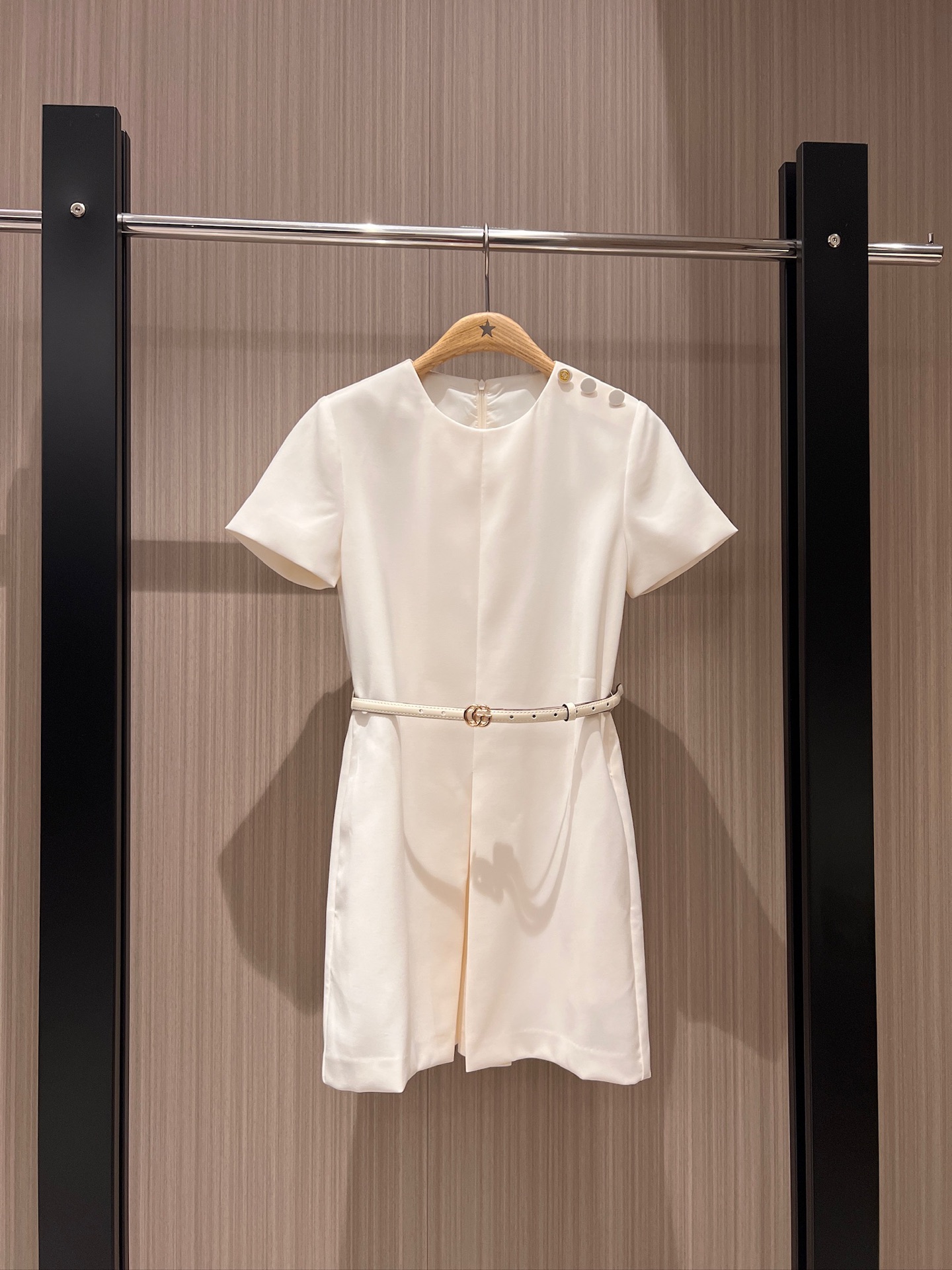 NO:321398,New style recommended double G belt decoration, round neck single shoulder buckle jumpsuit, three-dimensional tailoring, slim fit and slim with pockets on both sides, fashion, modern and age-reducing must-have Black and white SML, shorts, alexander wang19860909新款推荐双G腰带装饰 圆领单肩扣连体短裤 立体剪裁 修身显瘦两侧有口袋 时尚摩登减龄必备 黑色白色 SML,,shorts,alexander wang,Women's clothing