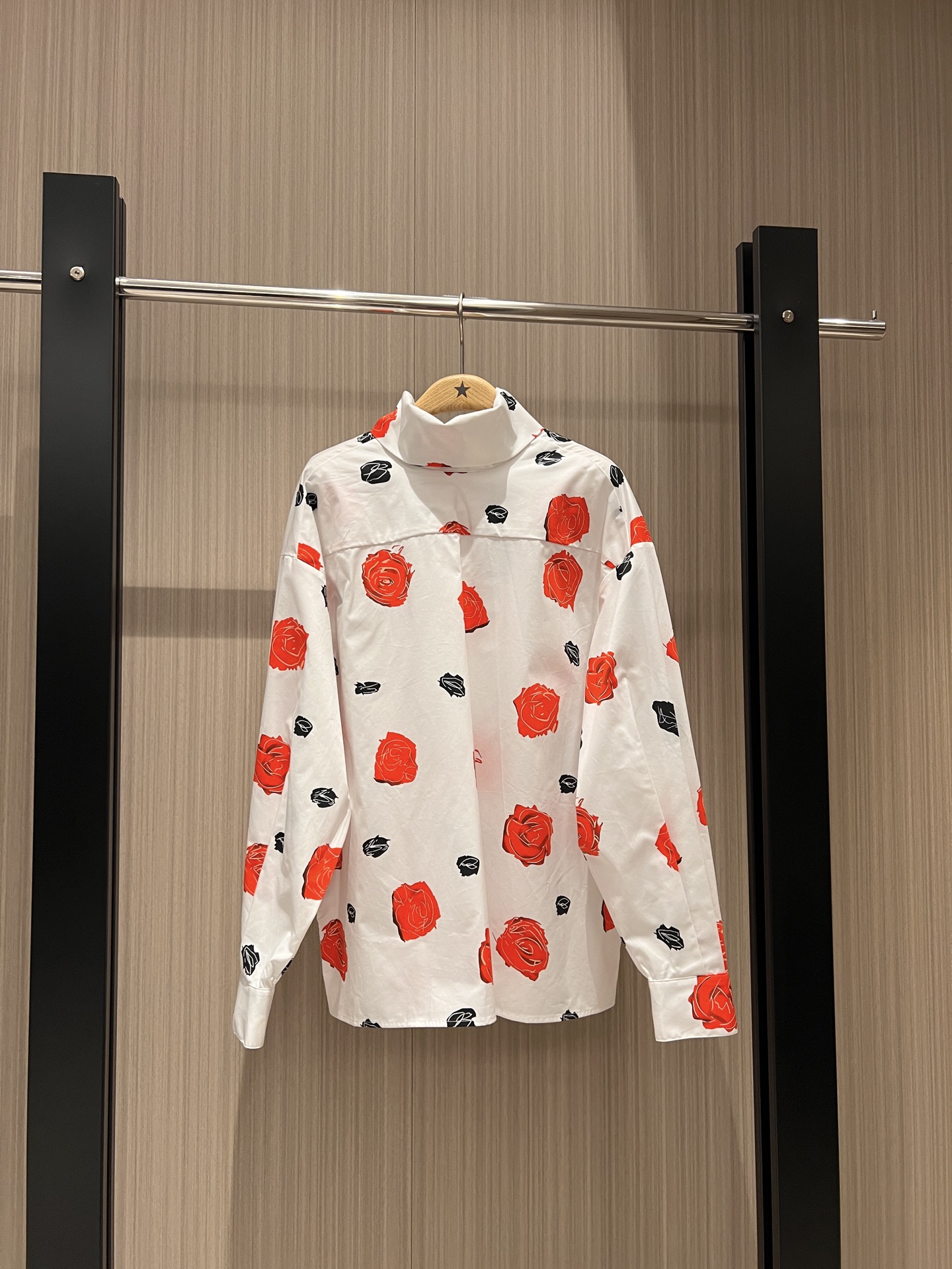 NO:321410,New MARNI show style turtleneck lace-up long-sleeved shirt, can be worn both front and back, loose silhouette, fashionable and casual, must-have for experts, print/white SML, marni,alexander wang19860909新款MARNI秀款 高领系带设计长袖衬衣 可前后两穿 宽松廓形时尚休闲 达人必备 印花/白色 SML,,marni,alexander wang,Women's clothing